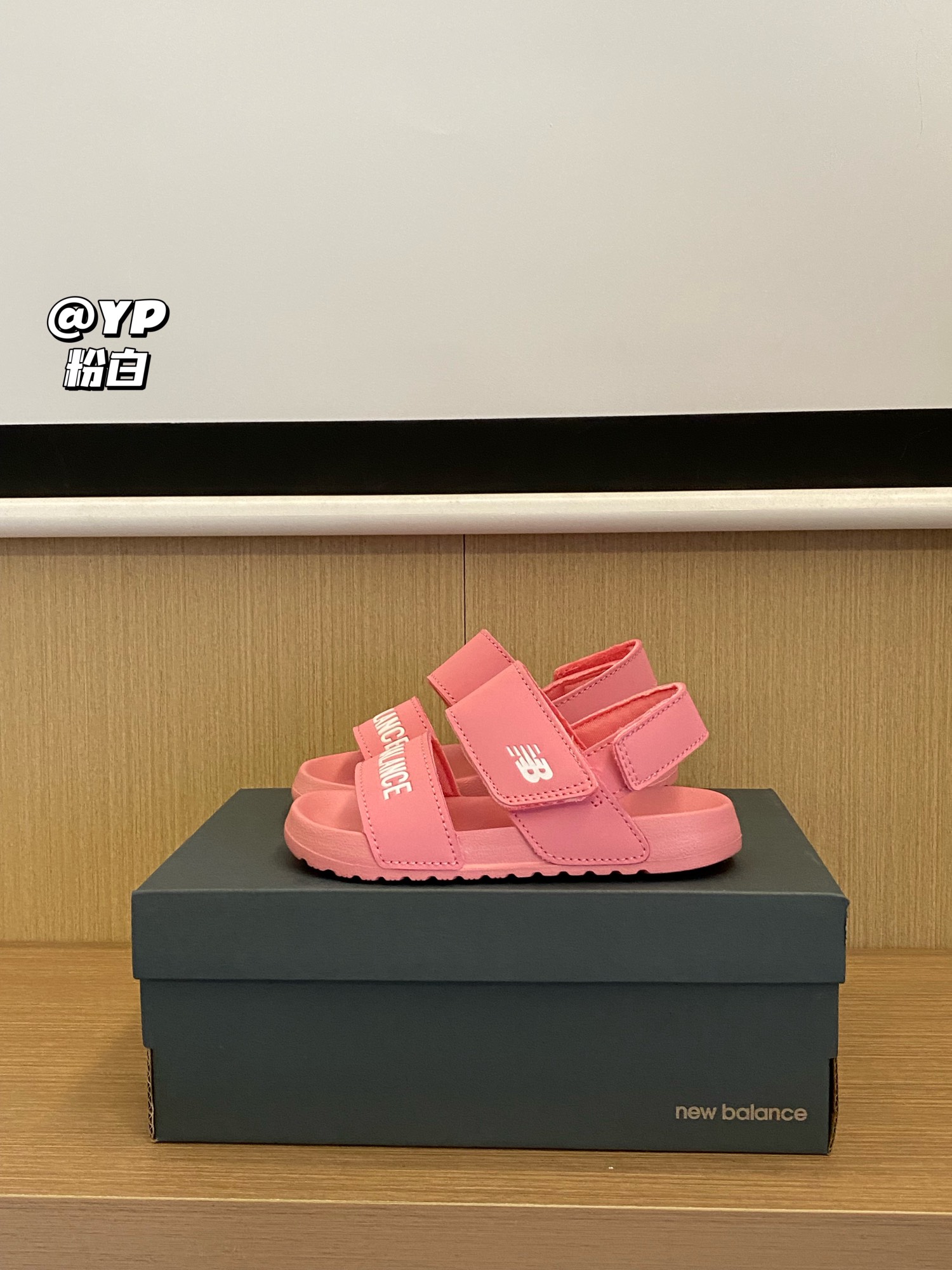 活动尺码:22-35 心心念念的速干凉鞋来咯😍😍😍 NB 露趾魔术贴沙滩凉鞋,穿着轻盈0️⃣负担✌🏻内里亲肤材质,柔软舒适,不易磨脚🤩配色更新增加潮流时尚的金属炫彩分,简约好搭配的美拉德色系😍-选品中心