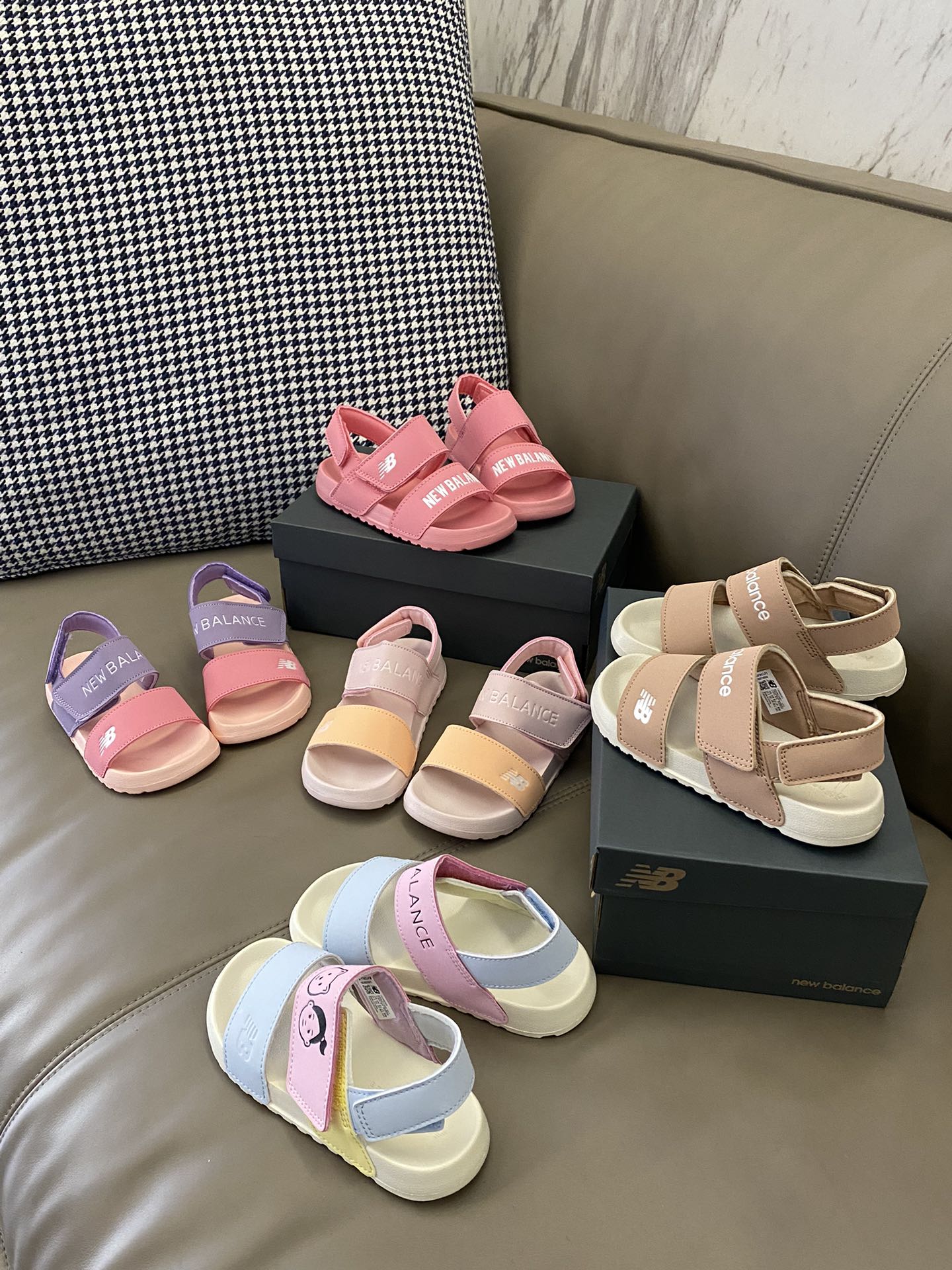 图片[8]-原图直出🌟 NB 露趾魔术贴沙滩凉鞋，鞋头微微上翘，保护宝贝脚趾✨便于起步✔️真皮鞋面，皮质光滑细腻，提供更好的支撑和稳固效果🌷双魔术贴粘扣，方便宝贝穿脱☺️凹槽大底防滑耐磨～-选品中心