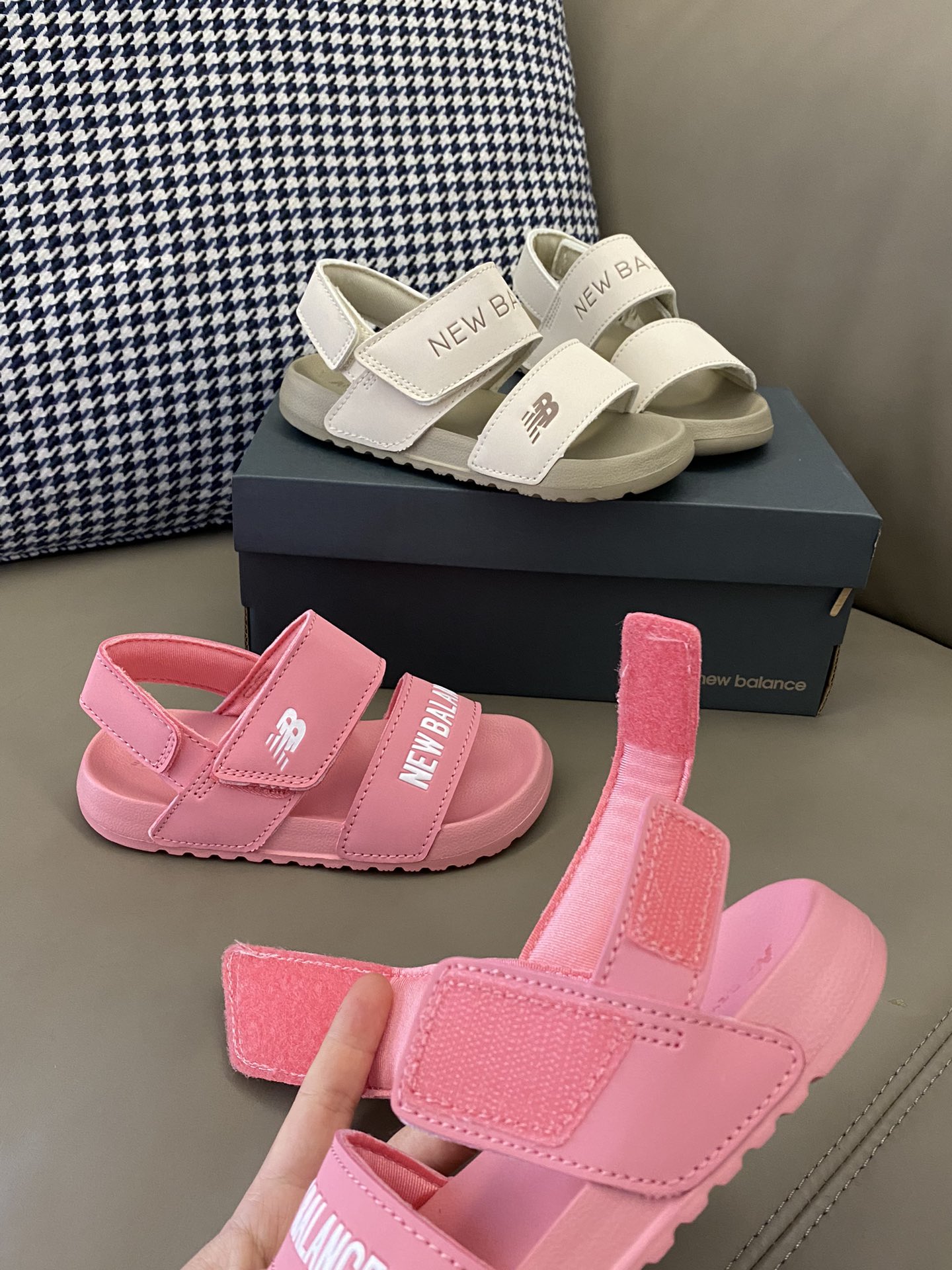 图片[2]-原图直出🌟 NB 露趾魔术贴沙滩凉鞋，鞋头微微上翘，保护宝贝脚趾✨便于起步✔️真皮鞋面，皮质光滑细腻，提供更好的支撑和稳固效果🌷双魔术贴粘扣，方便宝贝穿脱☺️凹槽大底防滑耐磨～-选品中心