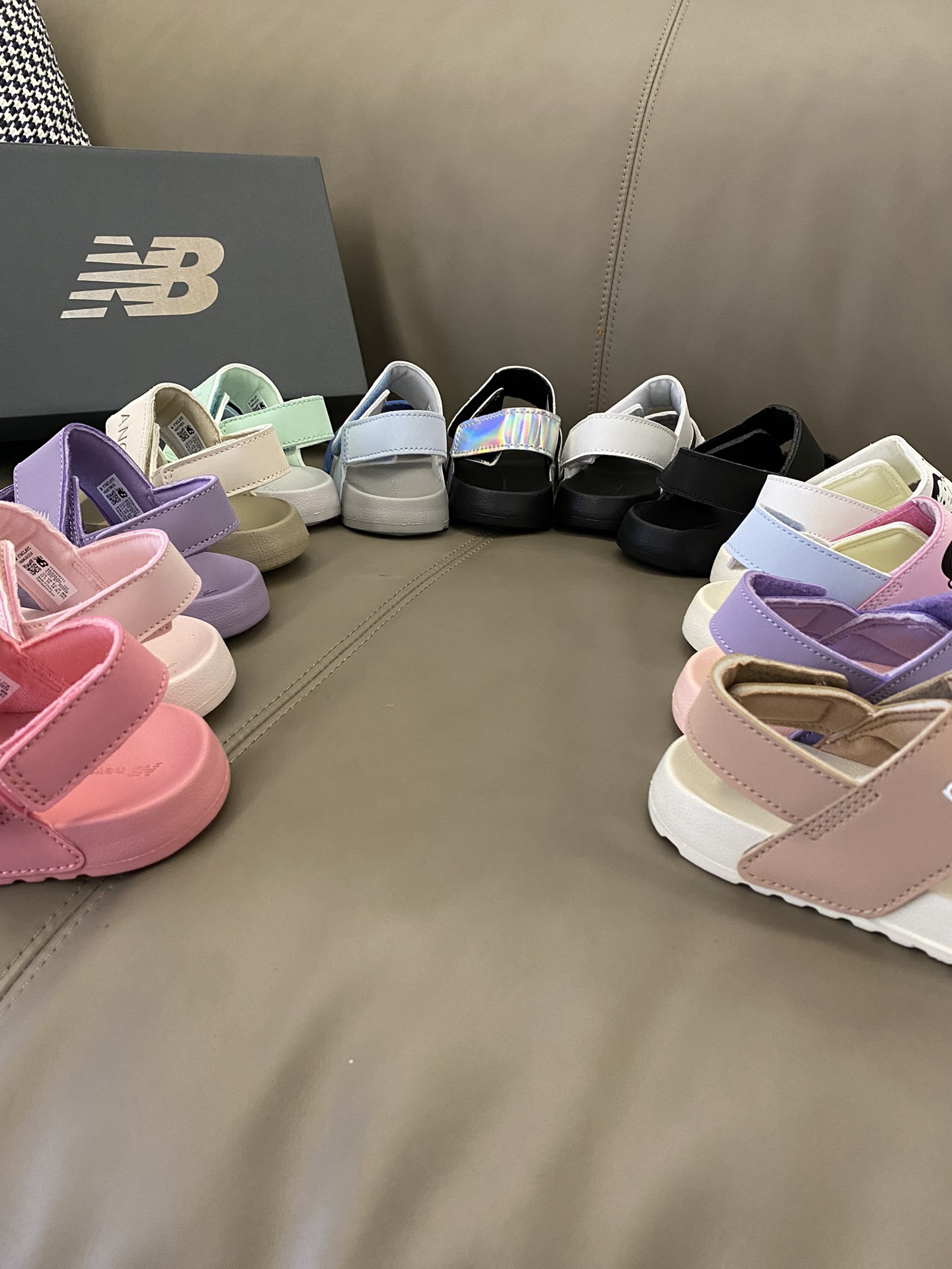 图片[4]-原图直出🌟 NB 露趾魔术贴沙滩凉鞋，鞋头微微上翘，保护宝贝脚趾✨便于起步✔️真皮鞋面，皮质光滑细腻，提供更好的支撑和稳固效果🌷双魔术贴粘扣，方便宝贝穿脱☺️凹槽大底防滑耐磨～-选品中心