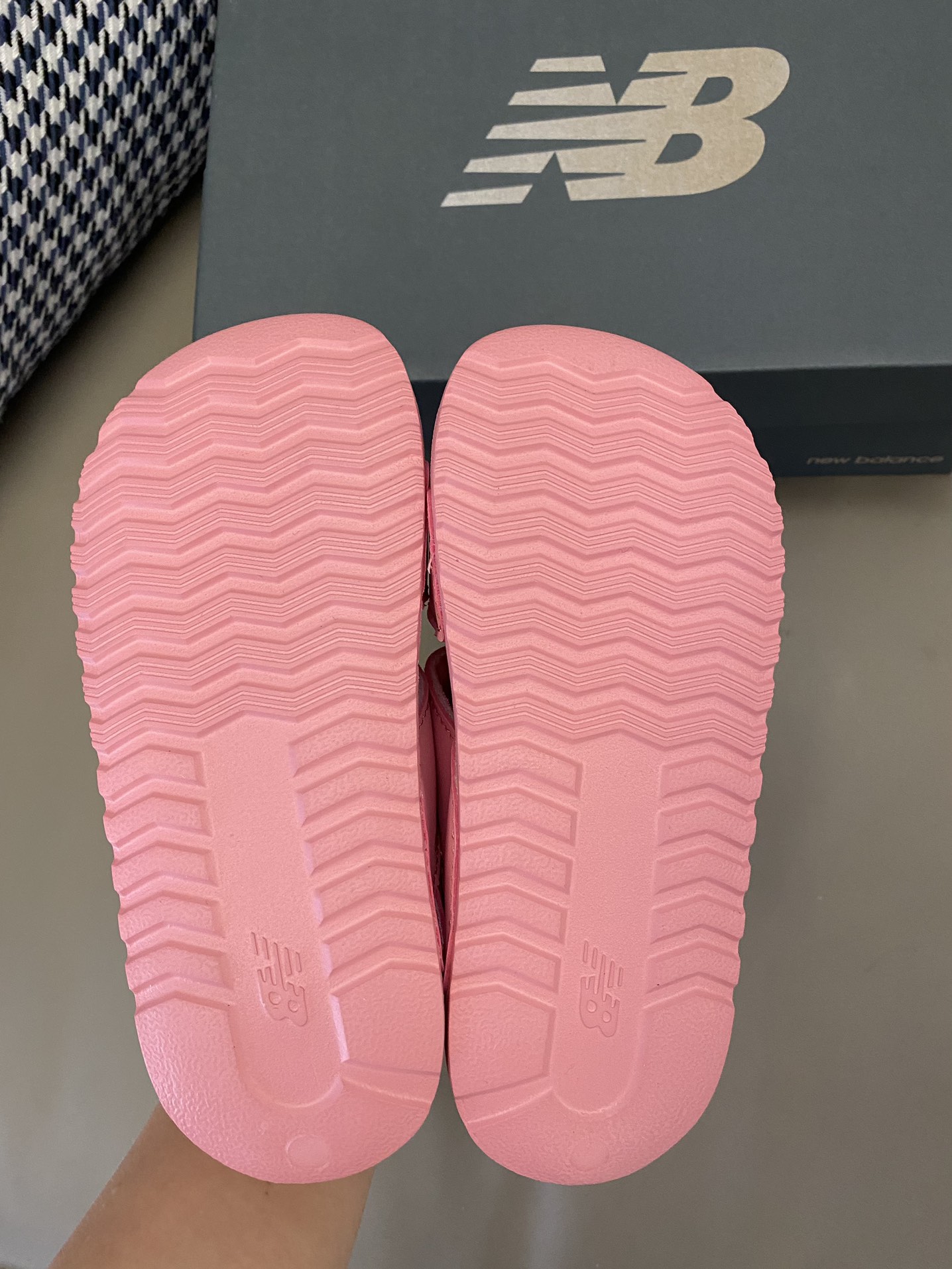 图片[9]-原图直出🌟 NB 露趾魔术贴沙滩凉鞋，鞋头微微上翘，保护宝贝脚趾✨便于起步✔️真皮鞋面，皮质光滑细腻，提供更好的支撑和稳固效果🌷双魔术贴粘扣，方便宝贝穿脱☺️凹槽大底防滑耐磨～-选品中心