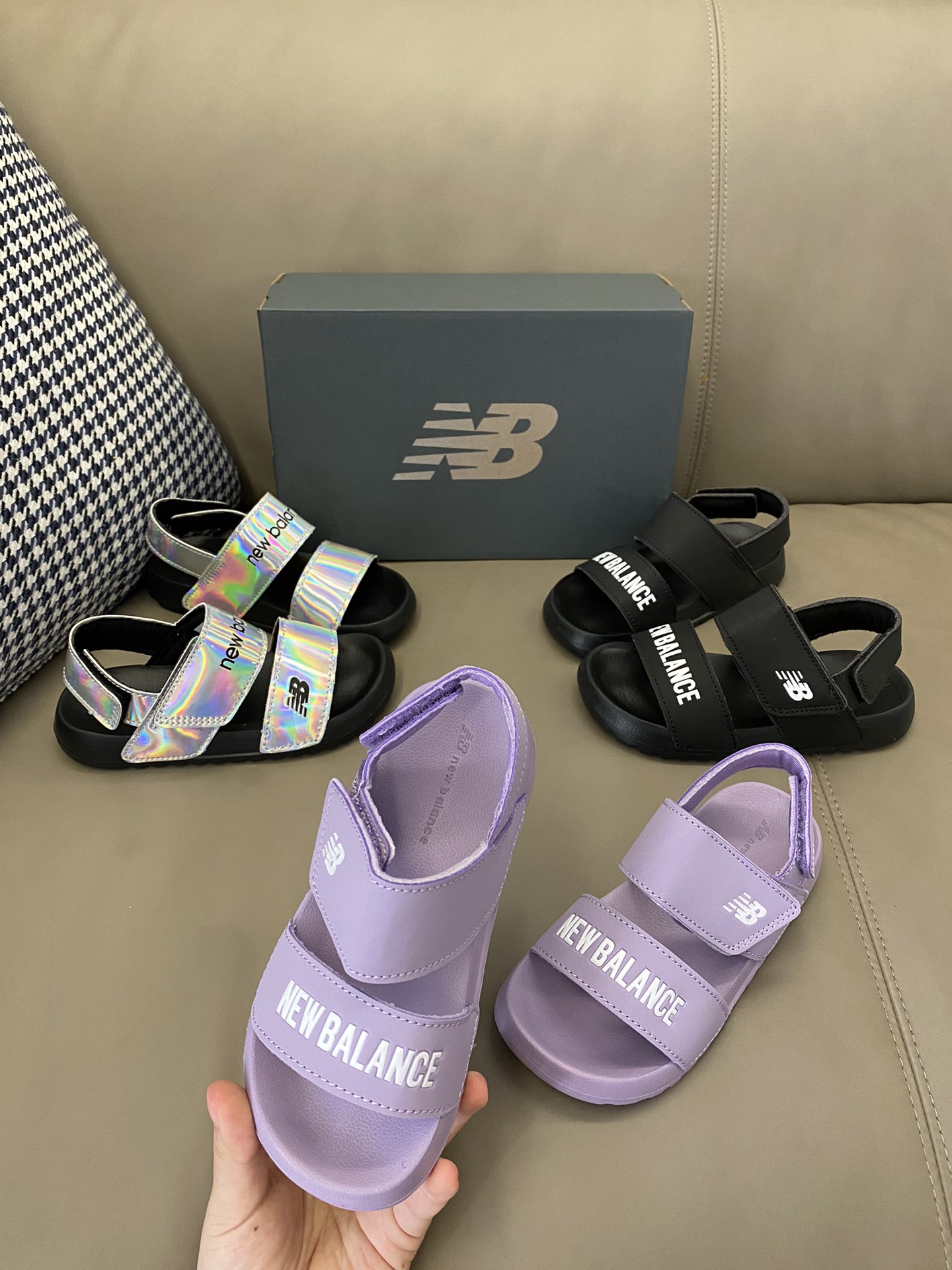 图片[3]-原图直出🌟 NB 露趾魔术贴沙滩凉鞋，鞋头微微上翘，保护宝贝脚趾✨便于起步✔️真皮鞋面，皮质光滑细腻，提供更好的支撑和稳固效果🌷双魔术贴粘扣，方便宝贝穿脱☺️凹槽大底防滑耐磨～-选品中心