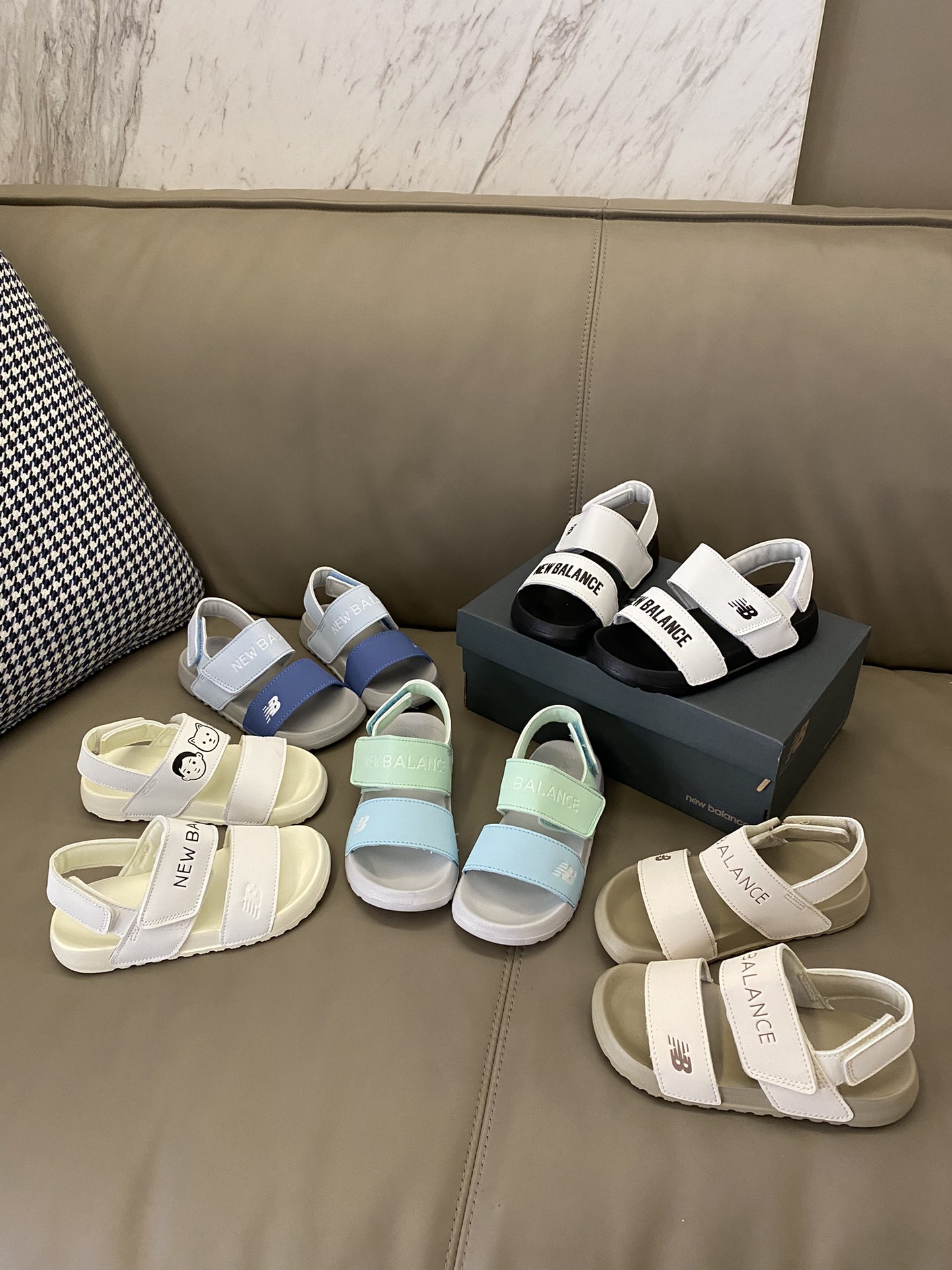 图片[6]-原图直出🌟 NB 露趾魔术贴沙滩凉鞋，鞋头微微上翘，保护宝贝脚趾✨便于起步✔️真皮鞋面，皮质光滑细腻，提供更好的支撑和稳固效果🌷双魔术贴粘扣，方便宝贝穿脱☺️凹槽大底防滑耐磨～-选品中心