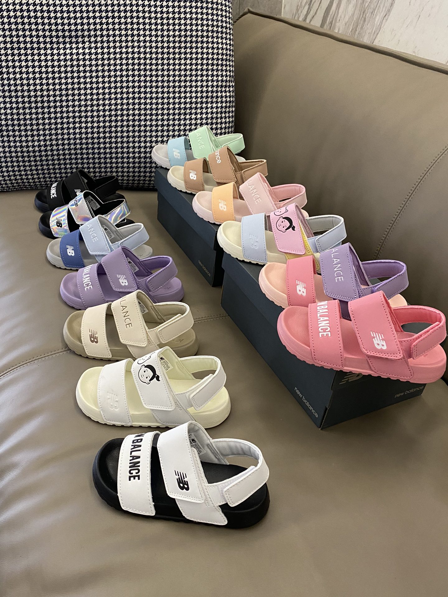 图片[5]-原图直出🌟 NB 露趾魔术贴沙滩凉鞋，鞋头微微上翘，保护宝贝脚趾✨便于起步✔️真皮鞋面，皮质光滑细腻，提供更好的支撑和稳固效果🌷双魔术贴粘扣，方便宝贝穿脱☺️凹槽大底防滑耐磨～-选品中心