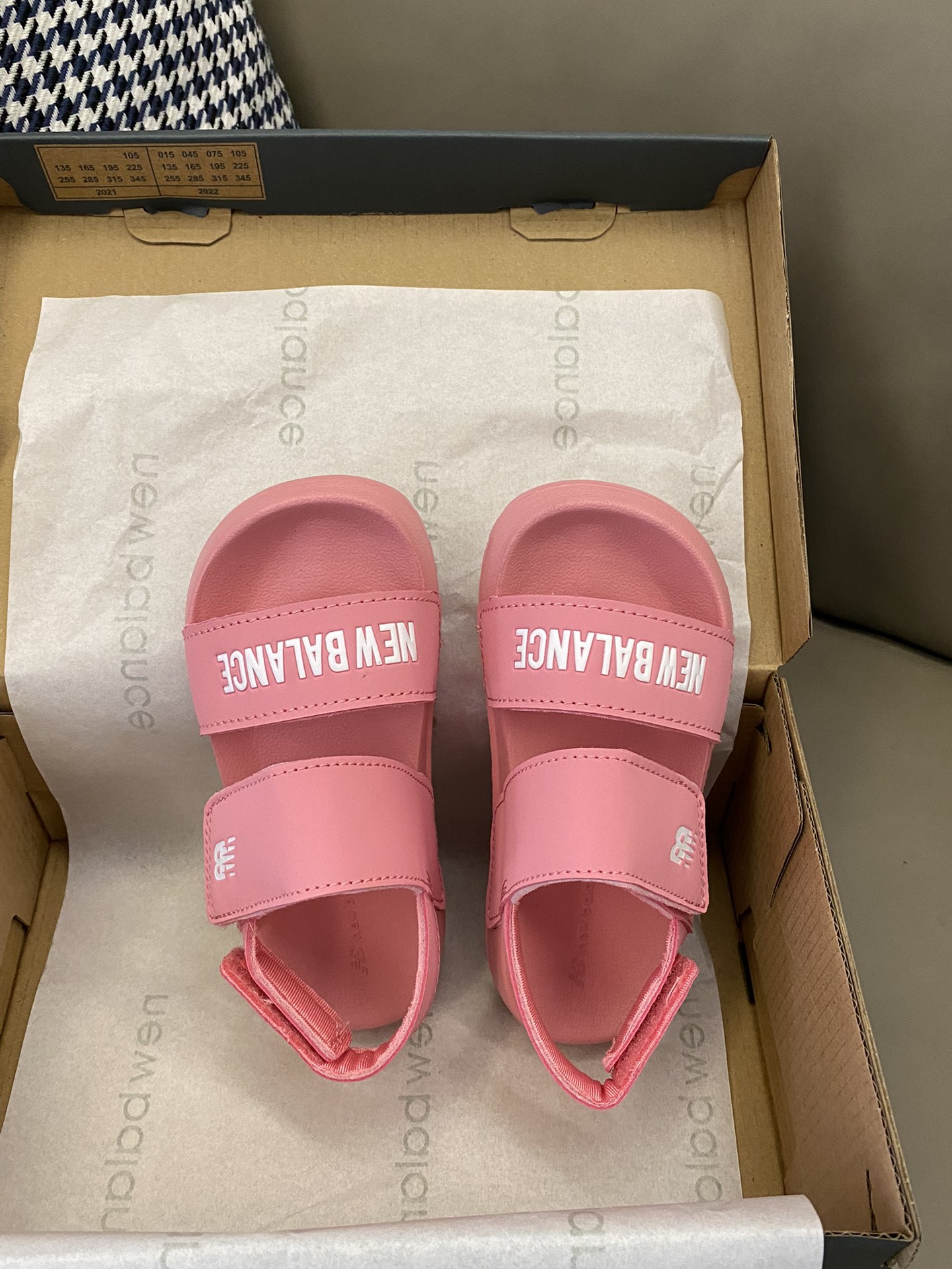 原图直出🌟 NB 露趾魔术贴沙滩凉鞋，鞋头微微上翘，保护宝贝脚趾✨便于起步✔️真皮鞋面，皮质光滑细腻，提供更好的支撑和稳固效果🌷双魔术贴粘扣，方便宝贝穿脱☺️凹槽大底防滑耐磨～-选品中心