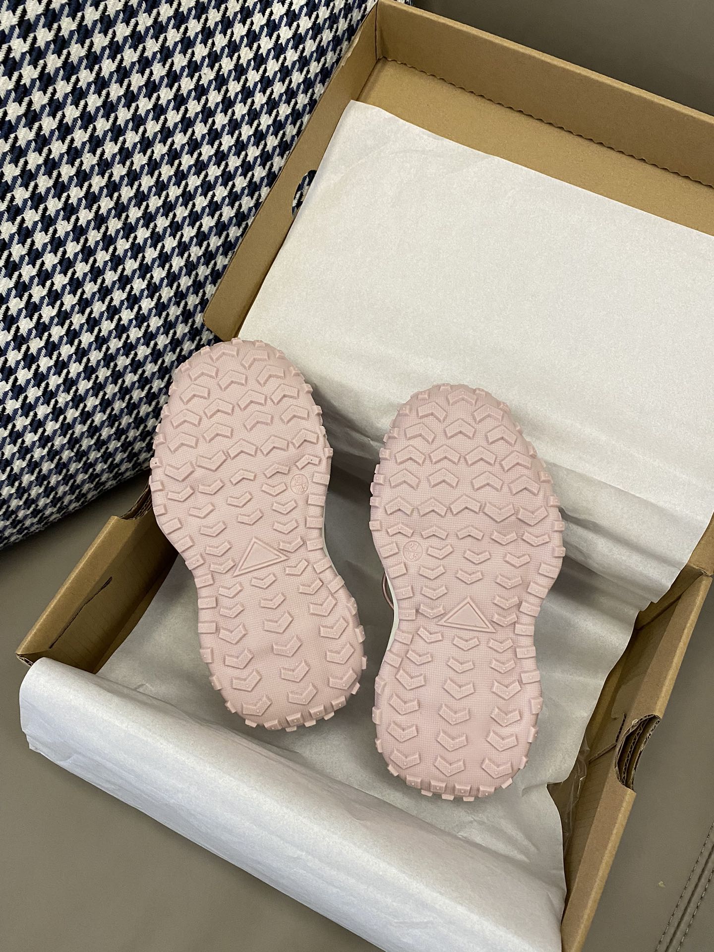 图片[9]-原图直出🌟 最近爱上了这个NK ACG旋转扣儿童登山凉鞋🔥鞋款通过匠心打造😍透气性强💨整体配色和耐用性完美绝合👻旋转扣设计，方便宝贝穿脱～-选品中心