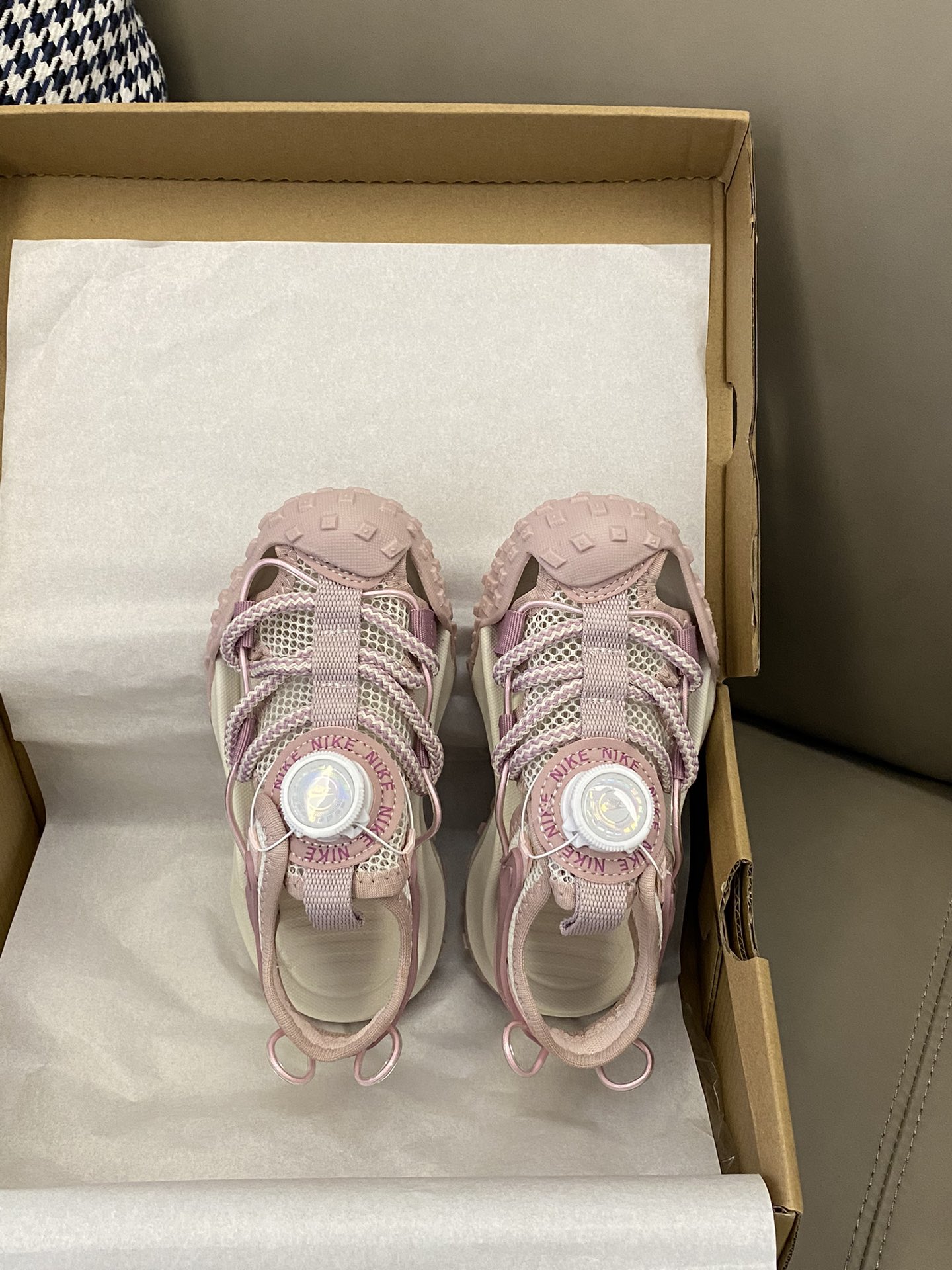 原图直出🌟 最近爱上了这个NK ACG旋转扣儿童登山凉鞋🔥鞋款通过匠心打造😍透气性强💨整体配色和耐用性完美绝合👻旋转扣设计，方便宝贝穿脱～-选品中心