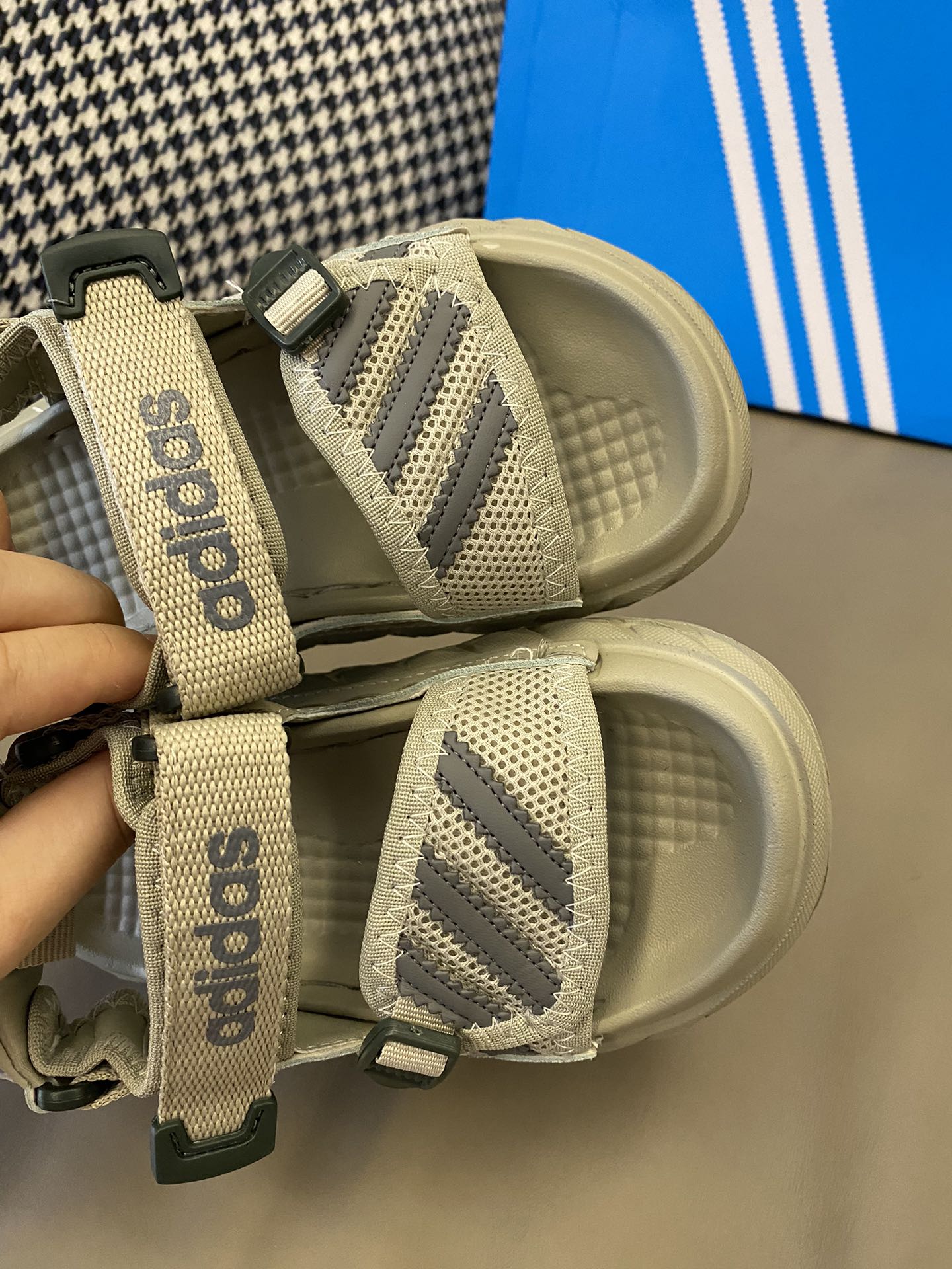 图片[7]-原图直出🌟 AD 露趾魔术贴沙滩凉鞋鞋面采用三条杠设计，做工细腻💫内里柔软舒适轻盈🤩魔术贴设计，方便宝贝穿脱✌🏻鞋底防滑耐磨🫡-选品中心