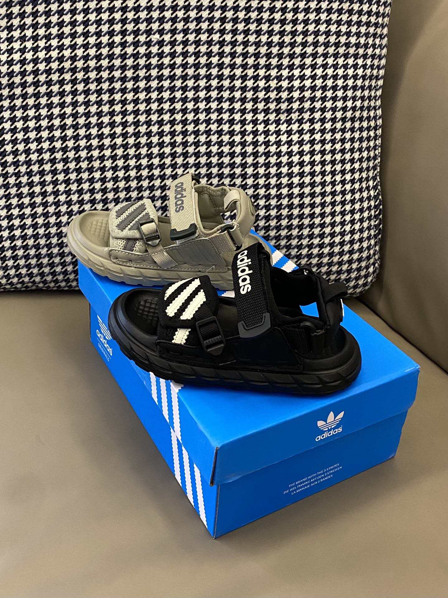 图片[6]-原图直出🌟 AD 露趾魔术贴沙滩凉鞋鞋面采用三条杠设计，做工细腻💫内里柔软舒适轻盈🤩魔术贴设计，方便宝贝穿脱✌🏻鞋底防滑耐磨🫡-选品中心