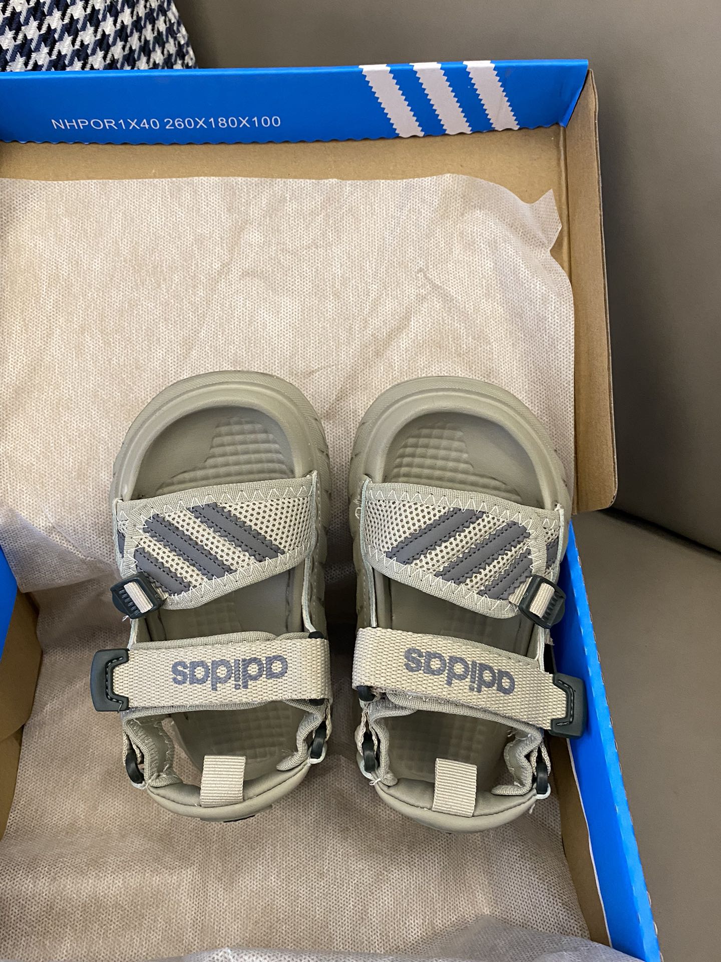 原图直出🌟 AD 露趾魔术贴沙滩凉鞋鞋面采用三条杠设计，做工细腻💫内里柔软舒适轻盈🤩魔术贴设计，方便宝贝穿脱✌🏻鞋底防滑耐磨🫡-选品中心