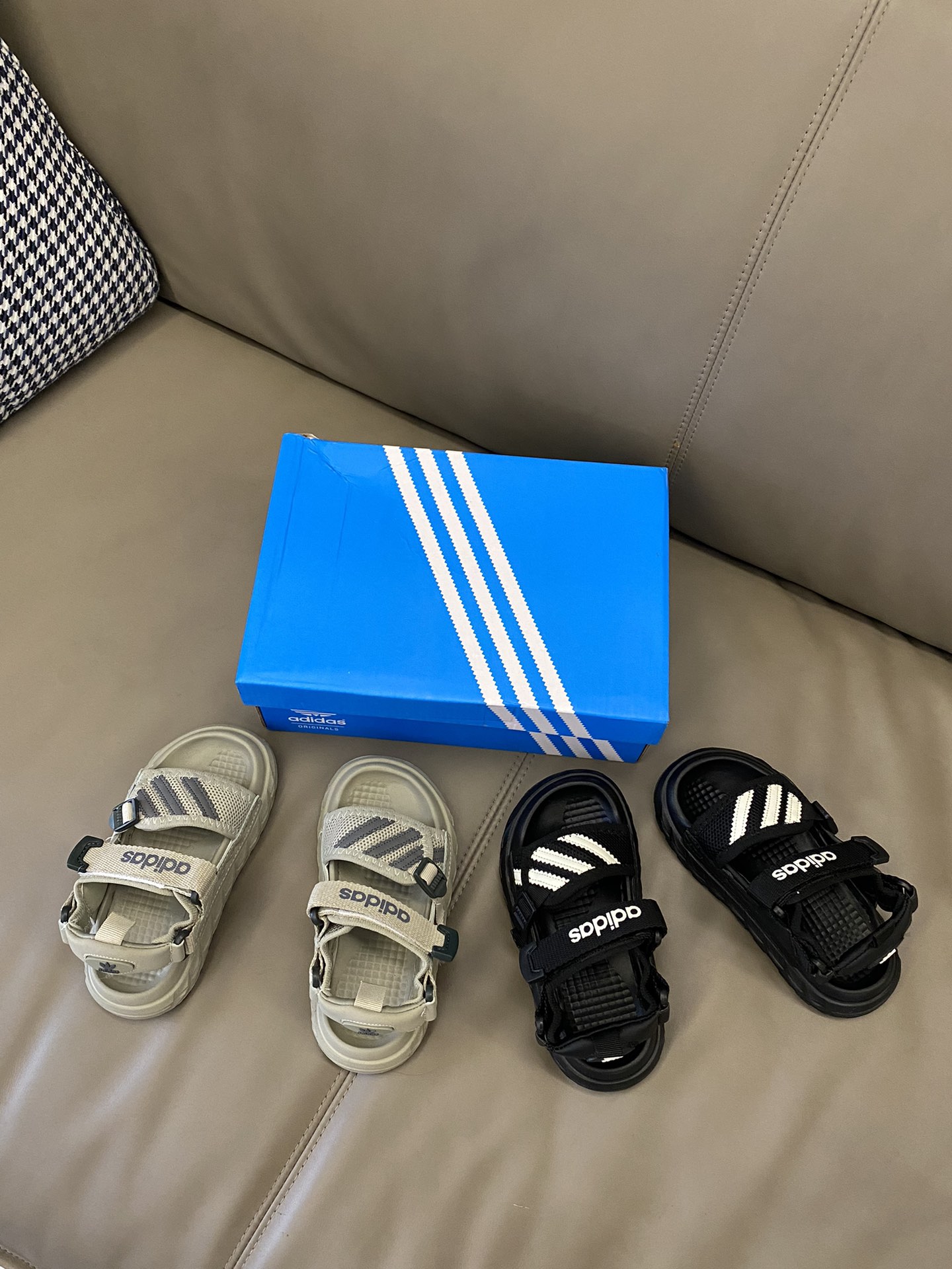 图片[5]-原图直出🌟 AD 露趾魔术贴沙滩凉鞋鞋面采用三条杠设计，做工细腻💫内里柔软舒适轻盈🤩魔术贴设计，方便宝贝穿脱✌🏻鞋底防滑耐磨🫡-选品中心