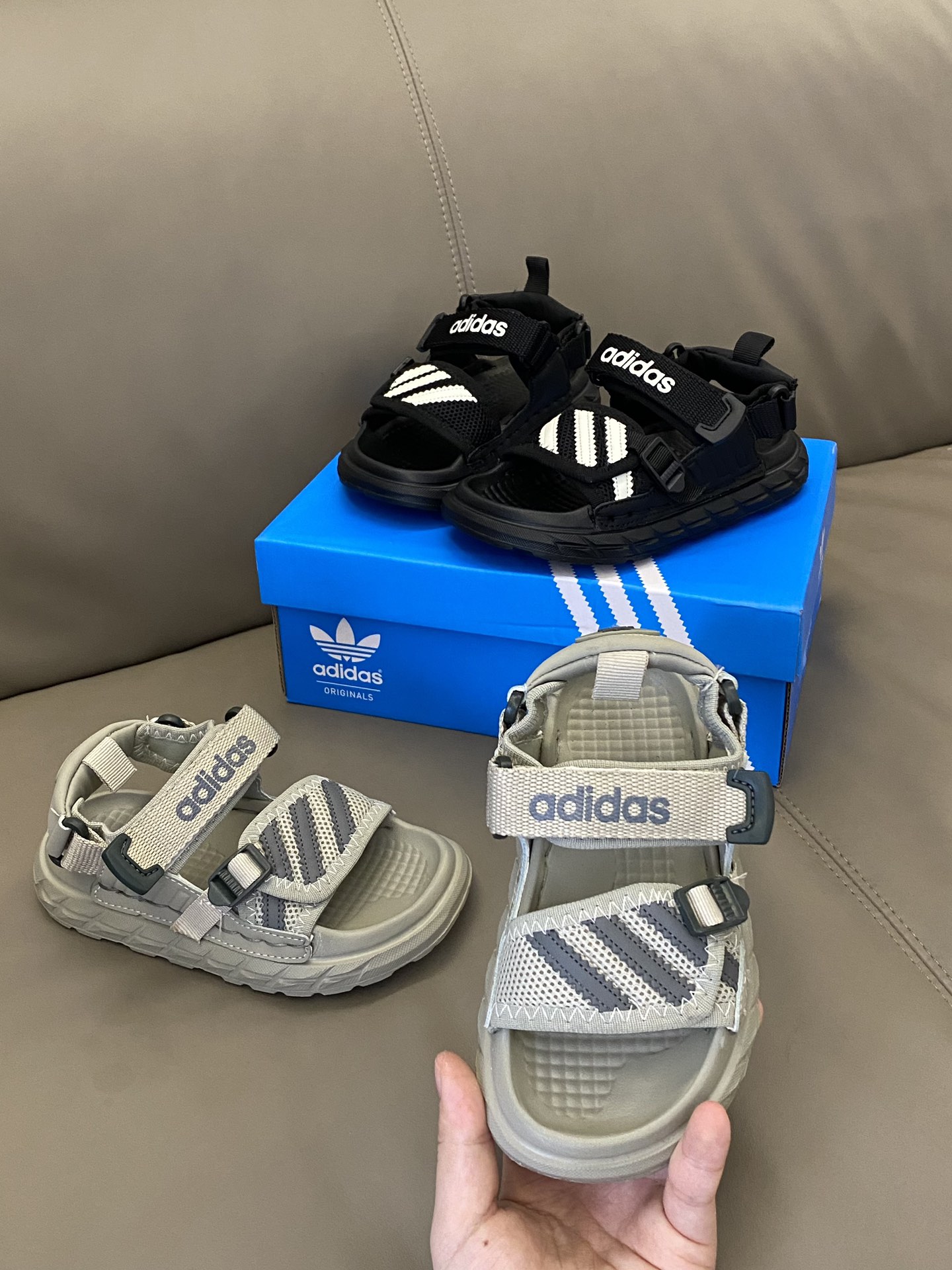 图片[3]-原图直出🌟 AD 露趾魔术贴沙滩凉鞋鞋面采用三条杠设计，做工细腻💫内里柔软舒适轻盈🤩魔术贴设计，方便宝贝穿脱✌🏻鞋底防滑耐磨🫡-选品中心