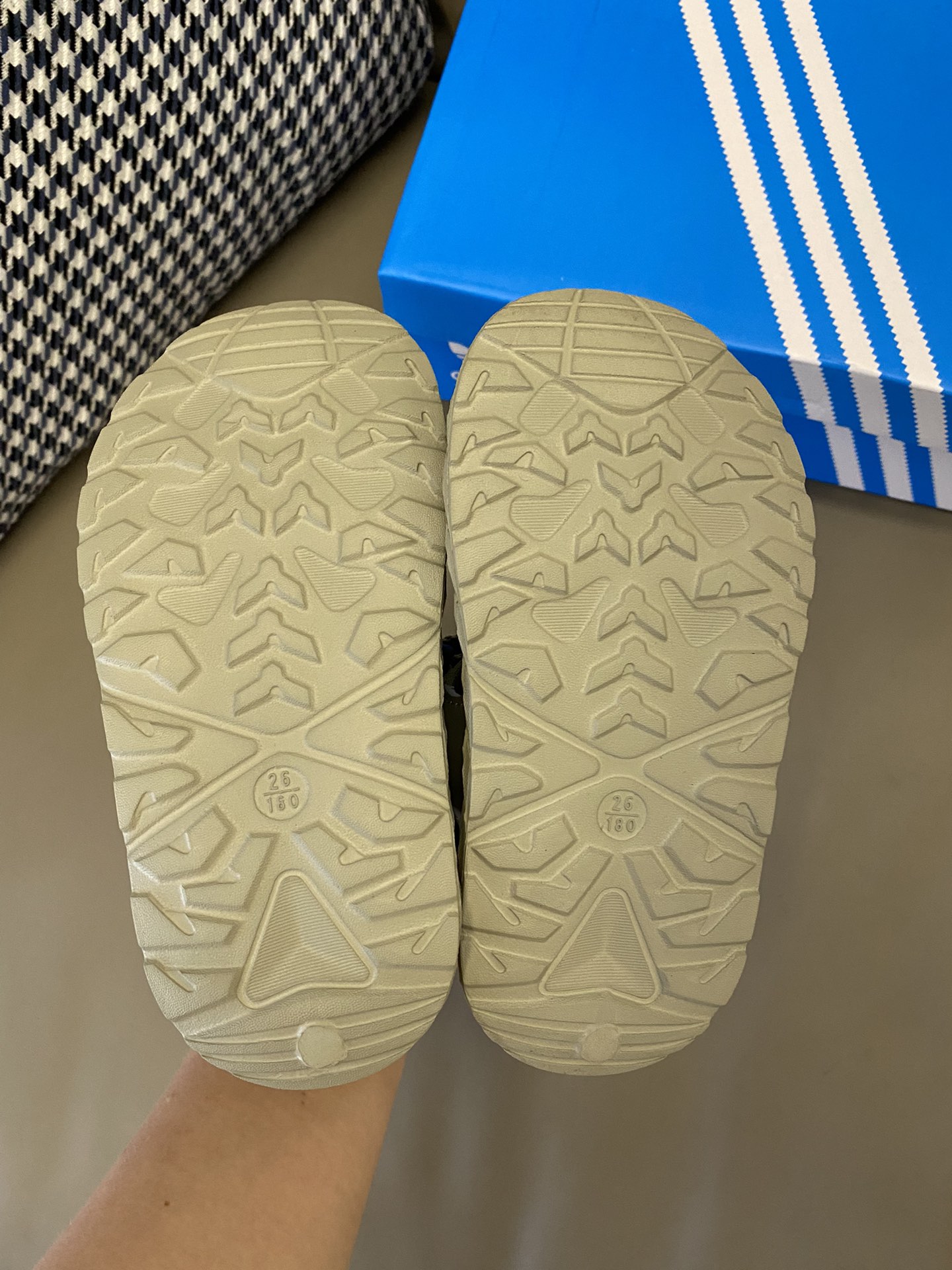 图片[9]-原图直出🌟 AD 露趾魔术贴沙滩凉鞋鞋面采用三条杠设计，做工细腻💫内里柔软舒适轻盈🤩魔术贴设计，方便宝贝穿脱✌🏻鞋底防滑耐磨🫡-选品中心