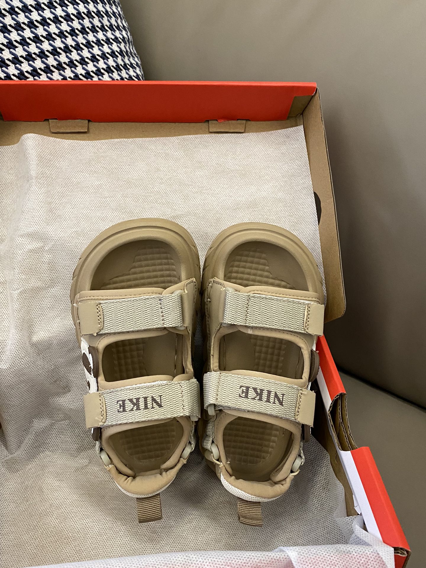 原图直出🌟 NK 小熊猫双魔术贴沙滩凉鞋，鞋面优质材料制成😍即使在炽热的阳光下也能保持凉爽💨魔术贴设计，方便宝贝自己穿脱✔️-选品中心