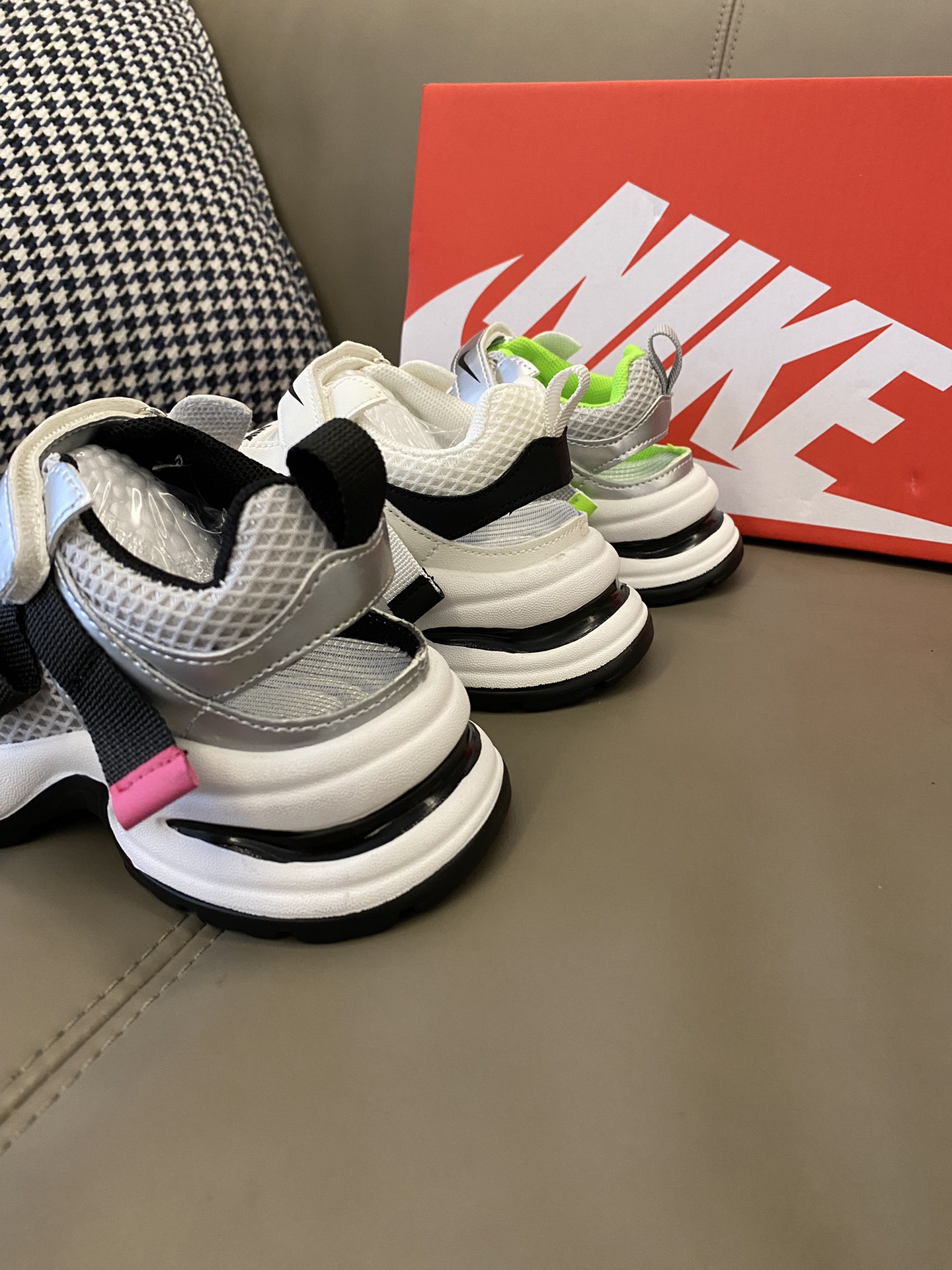 图片[4]-原图直出🌟 NK 包头镂空魔术贴运动凉鞋，质感透气鞋面采用超纤面料✨脚感舒适、透气好穿💨魔术贴设计，方便快捷🤩EVA橡胶大底防滑耐磨✔️-选品中心