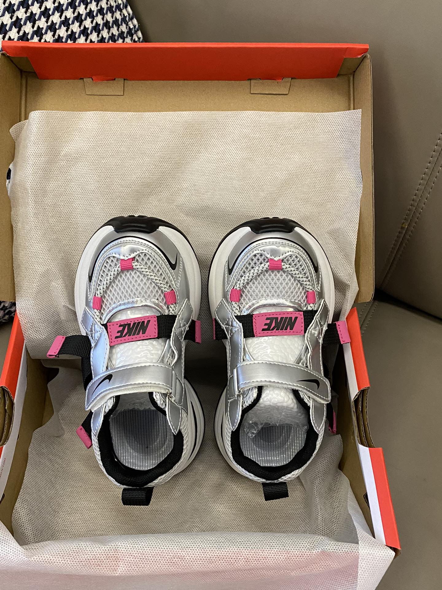 原图直出🌟 NK 包头镂空魔术贴运动凉鞋，质感透气鞋面采用超纤面料✨脚感舒适、透气好穿💨魔术贴设计，方便快捷🤩EVA橡胶大底防滑耐磨✔️-选品中心