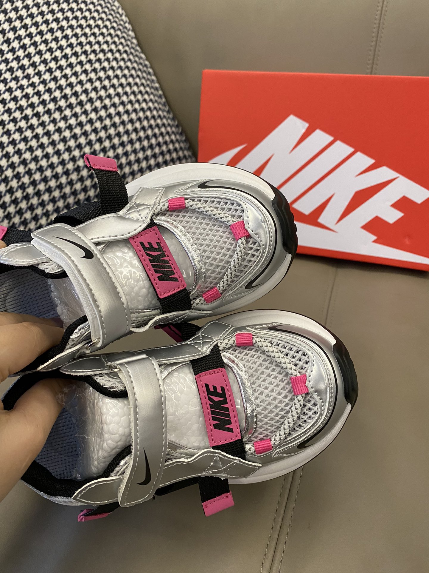 图片[7]-原图直出🌟 NK 包头镂空魔术贴运动凉鞋，质感透气鞋面采用超纤面料✨脚感舒适、透气好穿💨魔术贴设计，方便快捷🤩EVA橡胶大底防滑耐磨✔️-选品中心