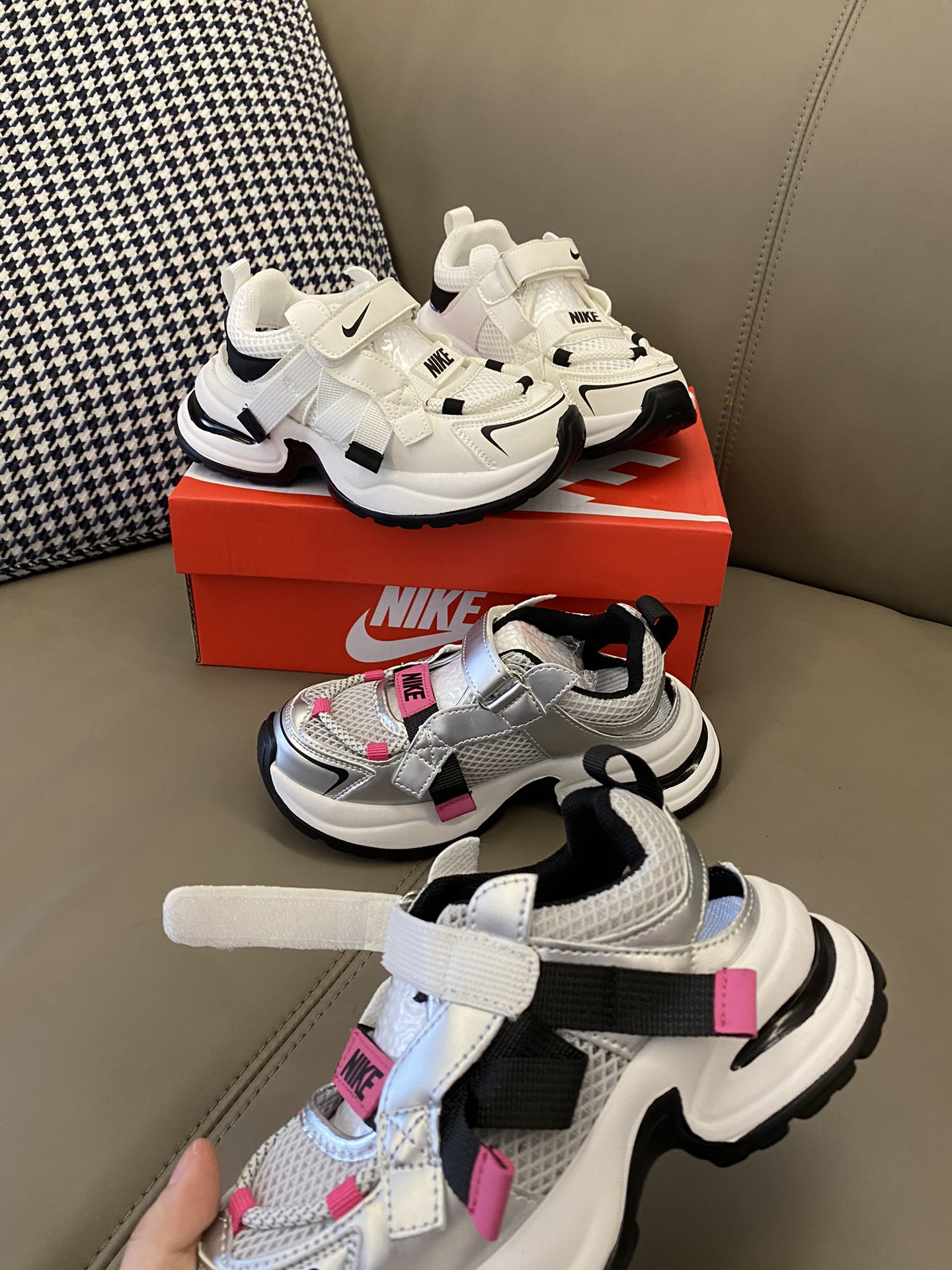 图片[2]-原图直出🌟 NK 包头镂空魔术贴运动凉鞋，质感透气鞋面采用超纤面料✨脚感舒适、透气好穿💨魔术贴设计，方便快捷🤩EVA橡胶大底防滑耐磨✔️-选品中心