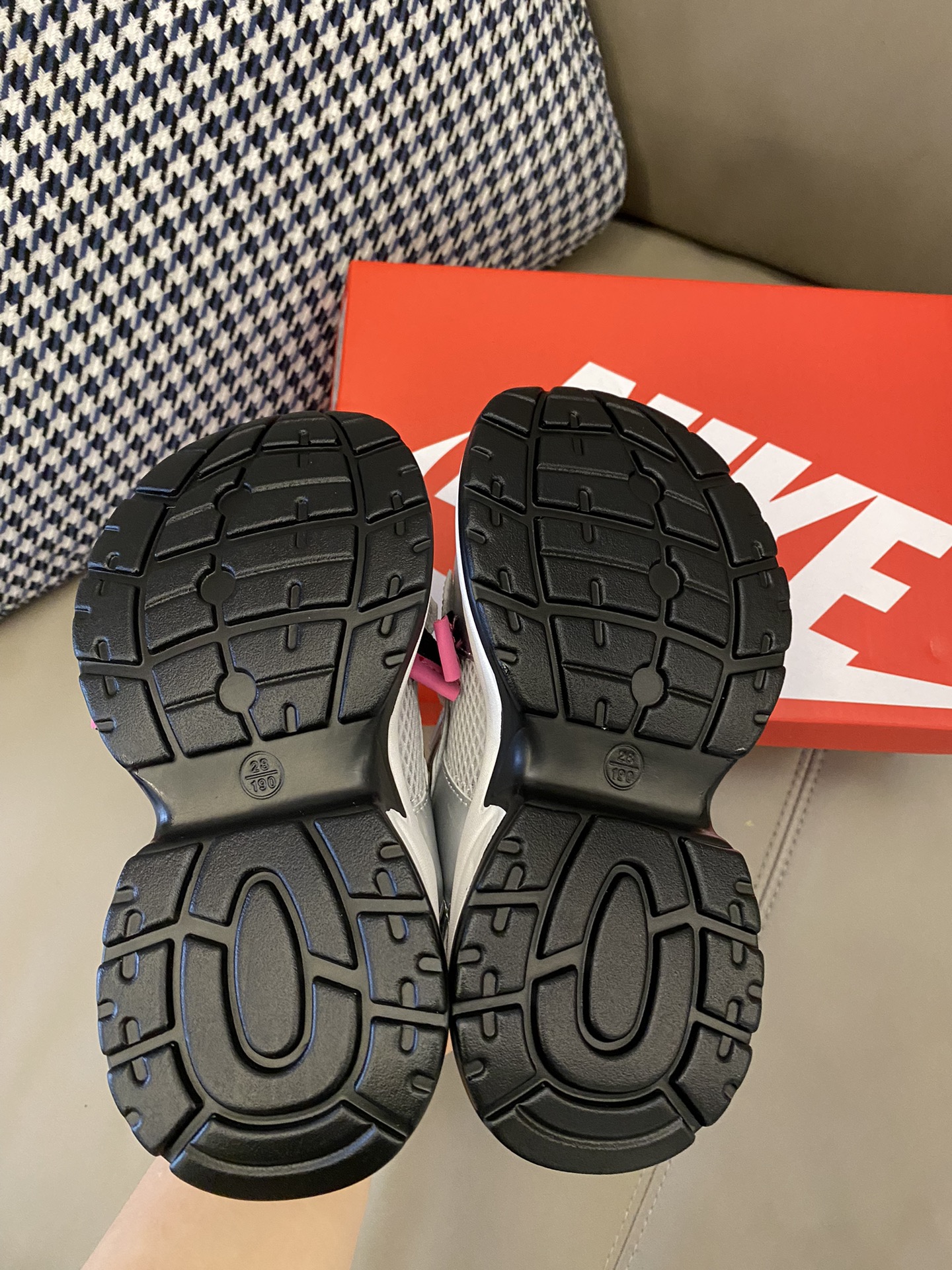 图片[9]-原图直出🌟 NK 包头镂空魔术贴运动凉鞋，质感透气鞋面采用超纤面料✨脚感舒适、透气好穿💨魔术贴设计，方便快捷🤩EVA橡胶大底防滑耐磨✔️-选品中心