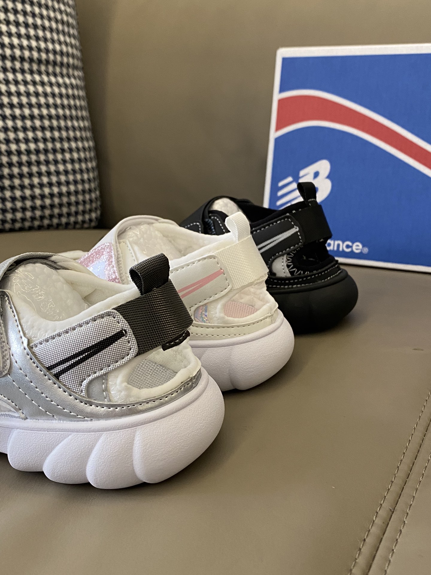 图片[4]-原图直出🌟 NB 920最近真的是火到爆💥💥💥 鞋身自重超轻，好走不累脚🤩柔软舒适有弹力✅穿它就像没穿一样🤭清爽自在鞋底轻巧防滑耐磨👻-选品中心