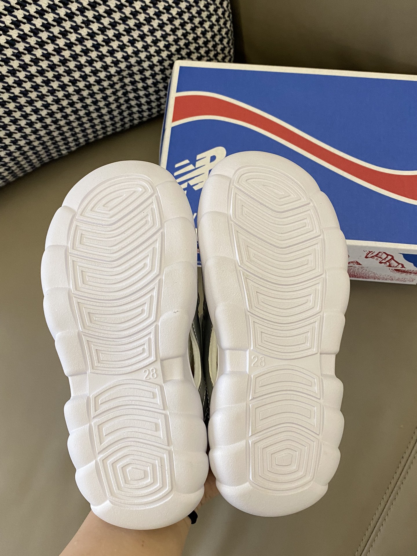 图片[9]-原图直出🌟 NB 920最近真的是火到爆💥💥💥 鞋身自重超轻，好走不累脚🤩柔软舒适有弹力✅穿它就像没穿一样🤭清爽自在鞋底轻巧防滑耐磨👻-选品中心