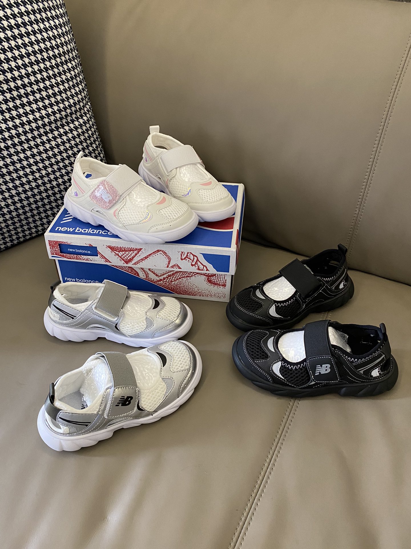 原图直出🌟 NB 920最近真的是火到爆💥💥💥 鞋身自重超轻，好走不累脚🤩柔软舒适有弹力✅穿它就像没穿一样🤭清爽自在鞋底轻巧防滑耐磨👻-选品中心