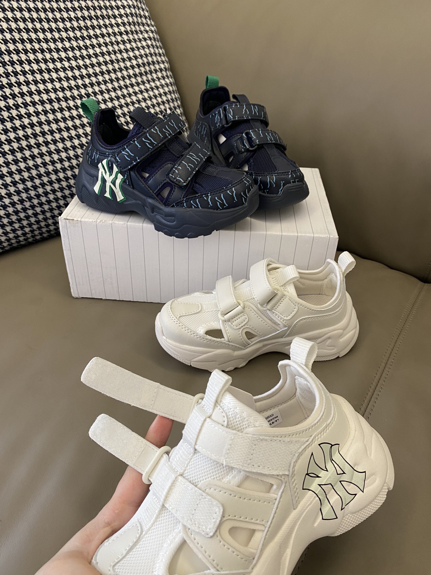 图片[2]-原图直出🌟 鞋子真的好好看比实物好看💯倍，做工细节都不错💫质量杠杠的，双魔术贴设计，方便宝贝穿脱😎整双鞋子舒服透气，一点也不闷脚～-选品中心