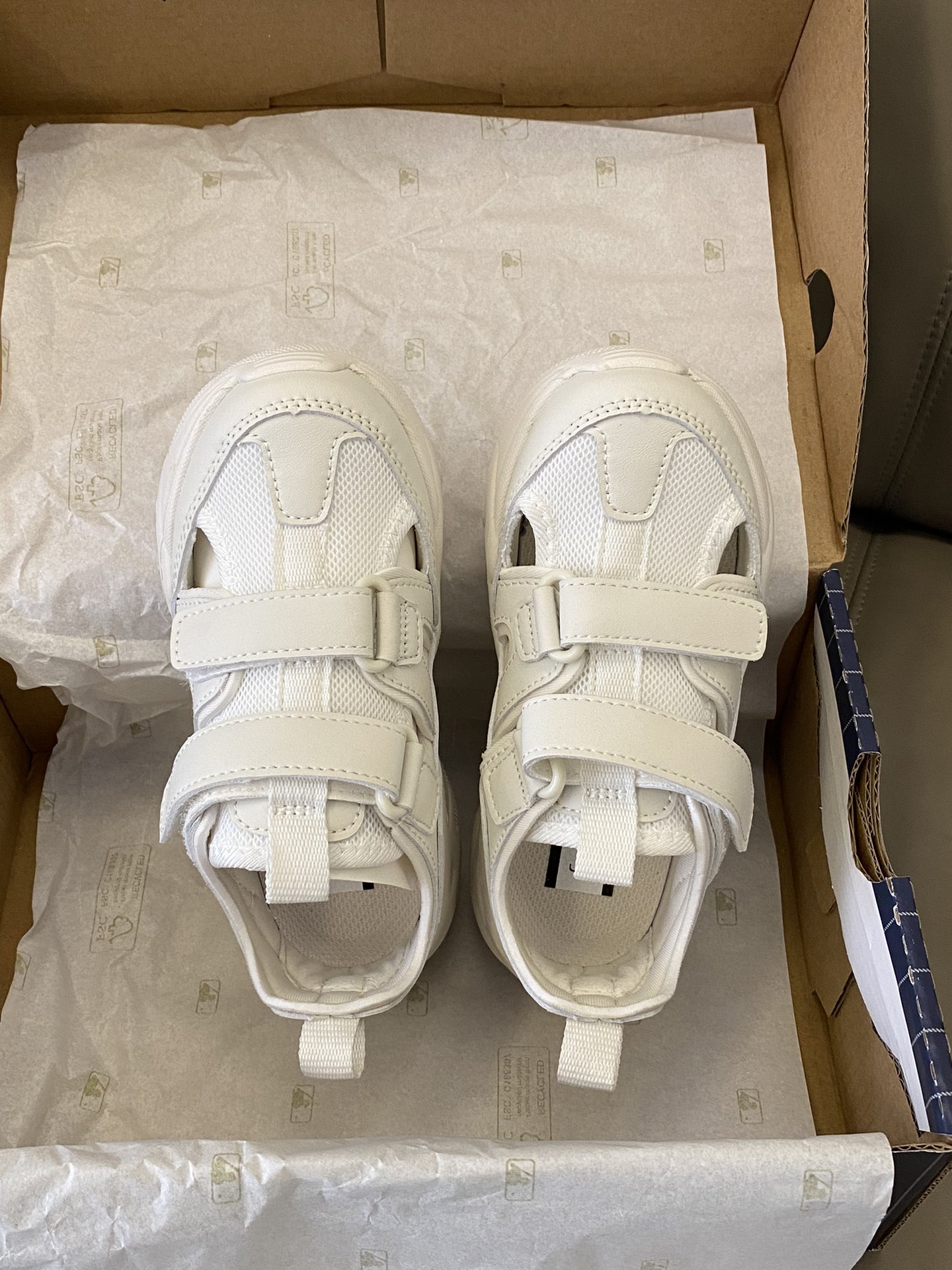 原图直出🌟 鞋子真的好好看比实物好看💯倍，做工细节都不错💫质量杠杠的，双魔术贴设计，方便宝贝穿脱😎整双鞋子舒服透气，一点也不闷脚～-选品中心