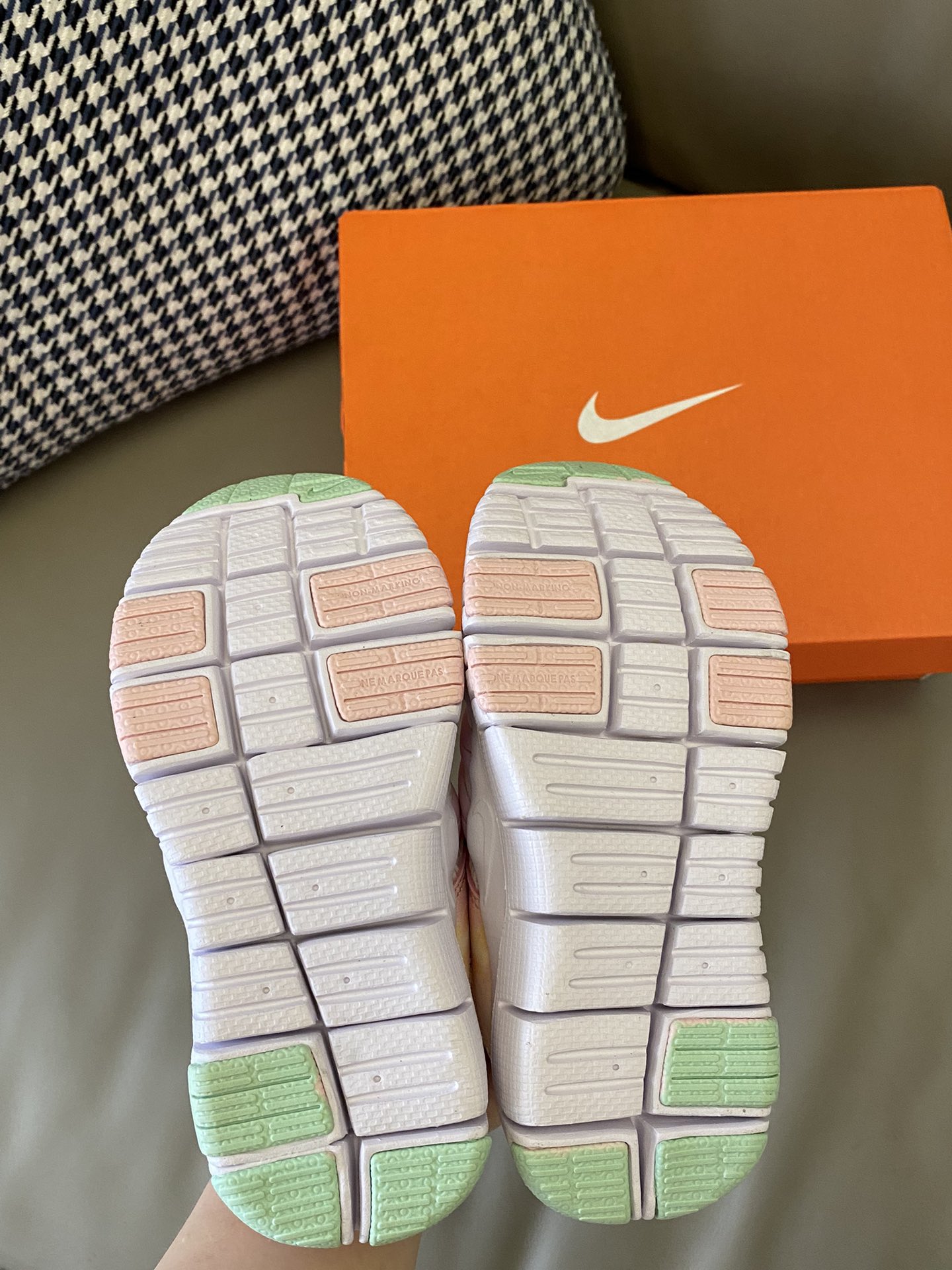 图片[9]--85大小童 原图直出🌟 宝宝的鞋柜里没有它都不行🤣🤣 网面织物➕合成革鞋面👻打造出最柔软舒适的毛毛虫👟柔软程度你根本想不到！！就算团成圈都没有问题，再也不用担心宝宝穿鞋子会磨脚啦✌🏻✌🏻-选品中心