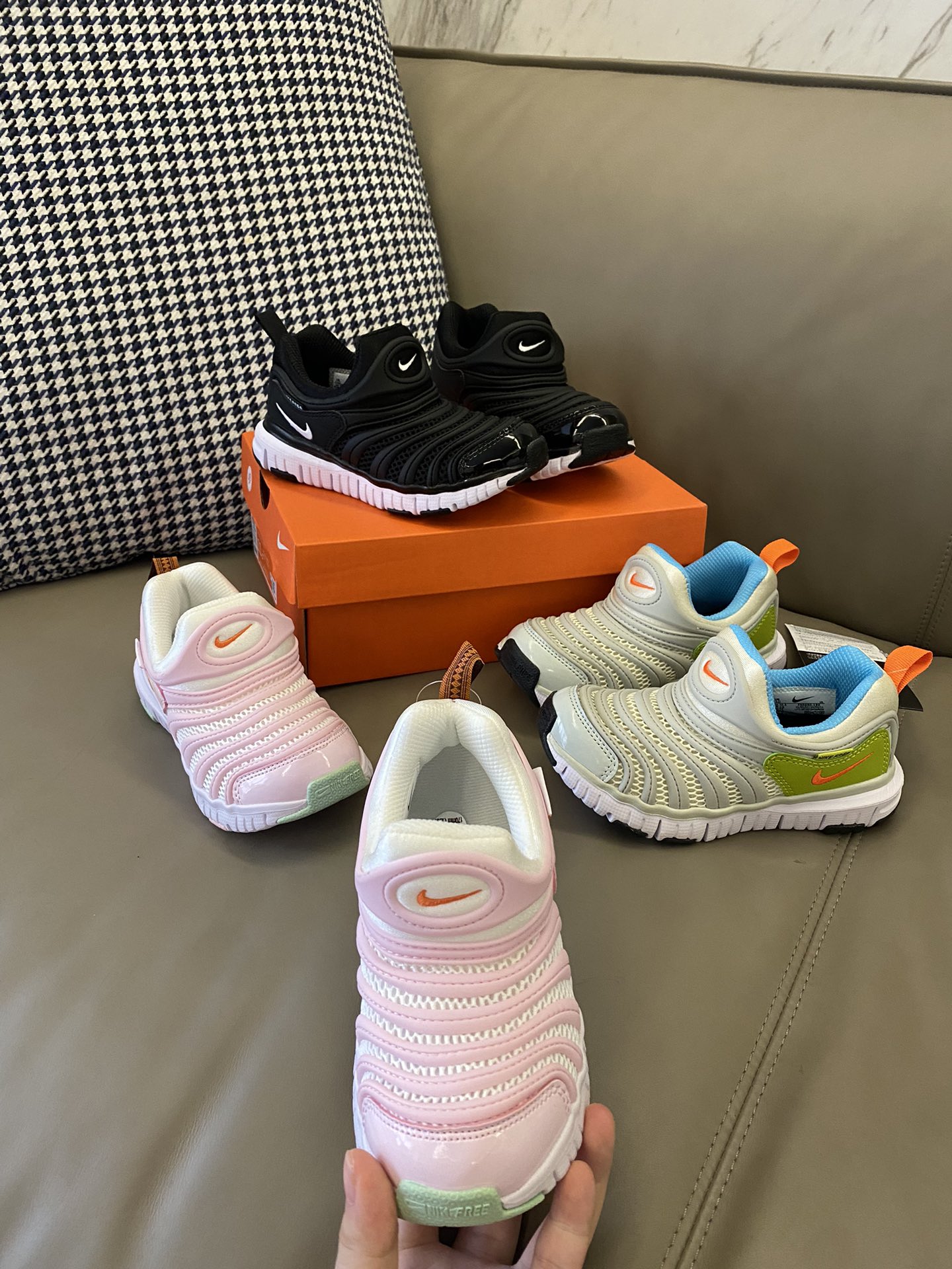 图片[2]--85大小童 原图直出🌟 宝宝的鞋柜里没有它都不行🤣🤣 网面织物➕合成革鞋面👻打造出最柔软舒适的毛毛虫👟柔软程度你根本想不到！！就算团成圈都没有问题，再也不用担心宝宝穿鞋子会磨脚啦✌🏻✌🏻-选品中心