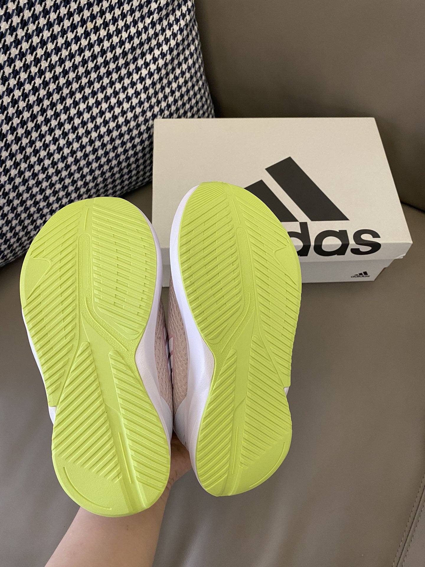 图片[9]-原图直出🌟 实用性非常强的一款运动鞋🔥 春夏必备的网眼款✔️鞋面是大网眼设计，透气杠杠的💨旋转纽扣方便宝贝穿脱🥳鞋底防滑耐磨，抓地力强👍🏻👍🏻👍🏻-选品中心