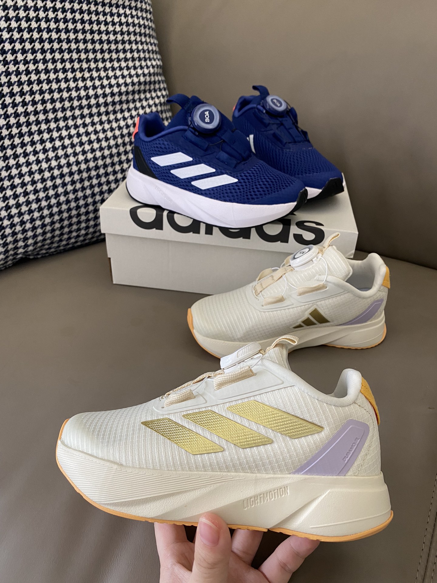 图片[2]-原图直出🌟 实用性非常强的一款运动鞋🔥 春夏必备的网眼款✔️鞋面是大网眼设计，透气杠杠的💨旋转纽扣方便宝贝穿脱🥳鞋底防滑耐磨，抓地力强👍🏻👍🏻👍🏻-选品中心