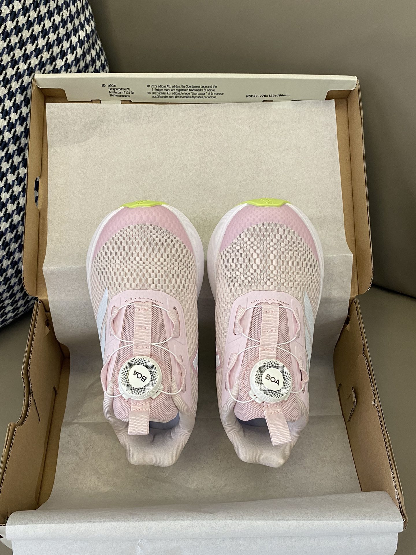 原图直出🌟 实用性非常强的一款运动鞋🔥 春夏必备的网眼款✔️鞋面是大网眼设计，透气杠杠的💨旋转纽扣方便宝贝穿脱🥳鞋底防滑耐磨，抓地力强👍🏻👍🏻👍🏻-选品中心