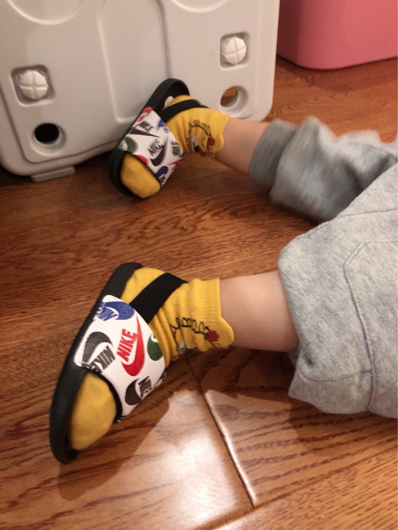 图片[4]-下单备注：NK 儿童KAEA SLIDE 露趾凉鞋 活动仅需 可以看得出的轻盈柔软！ 脚感真的绝了！无敌舒适，这换谁谁不爱！ 后跟超柔软弹性固定带轻轻松松一脚蹬快速出行！拍大1-2码，穿着更舒适！-选品中心