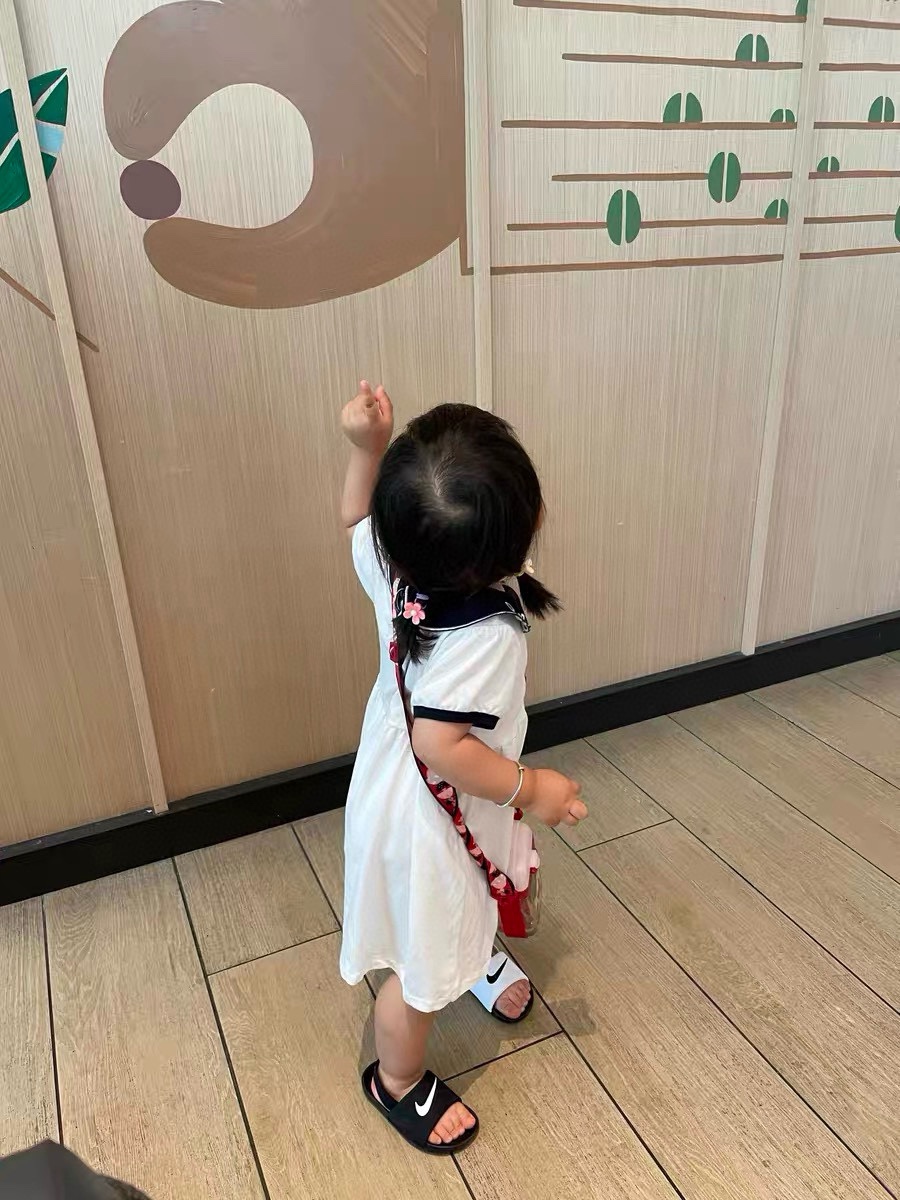 图片[9]-下单备注：NK 儿童KAEA SLIDE 露趾凉鞋 活动仅需 可以看得出的轻盈柔软！ 脚感真的绝了！无敌舒适，这换谁谁不爱！ 后跟超柔软弹性固定带轻轻松松一脚蹬快速出行！拍大1-2码，穿着更舒适！-选品中心