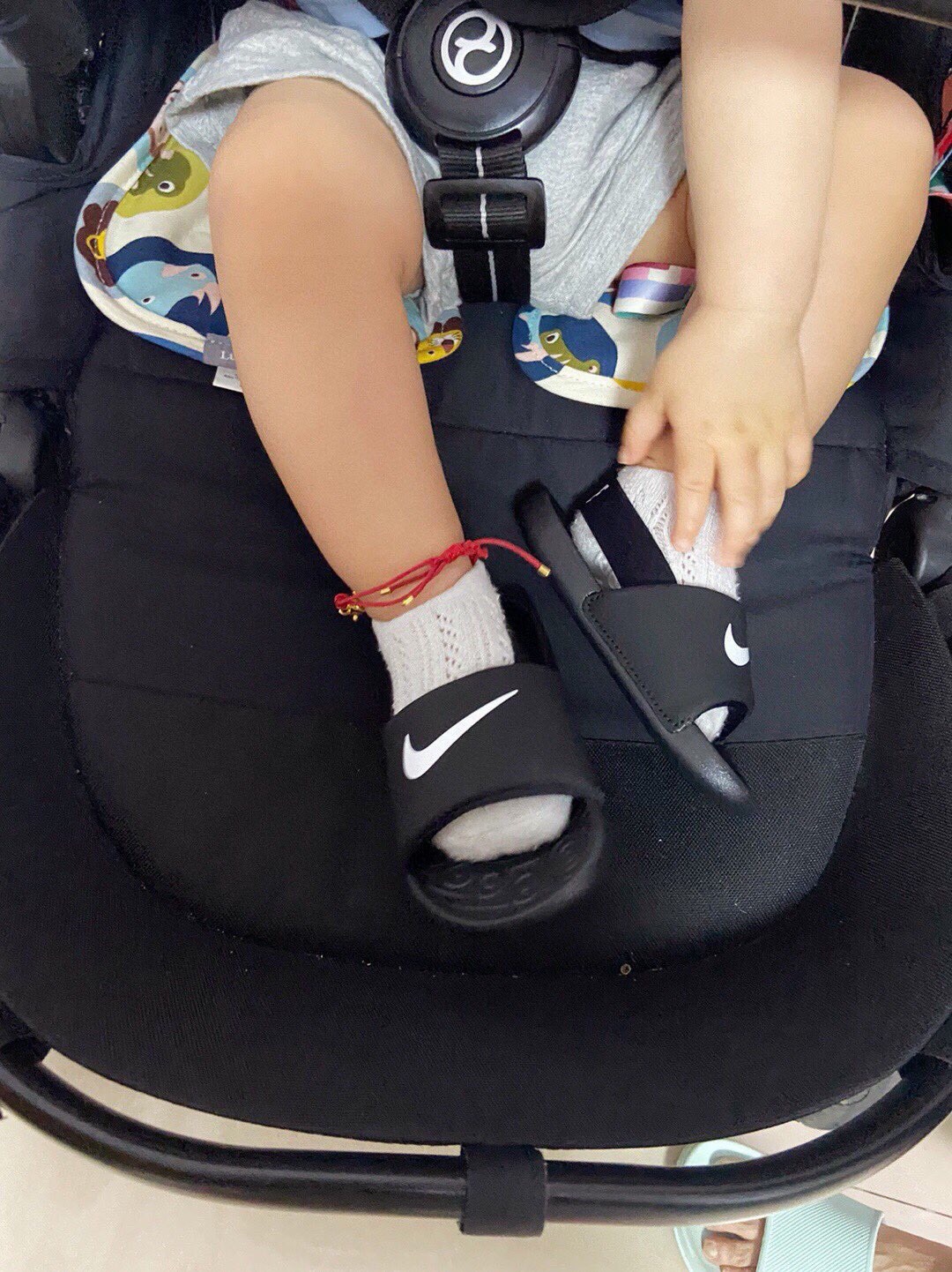 图片[2]-下单备注：NK 儿童KAEA SLIDE 露趾凉鞋 活动仅需 可以看得出的轻盈柔软！ 脚感真的绝了！无敌舒适，这换谁谁不爱！ 后跟超柔软弹性固定带轻轻松松一脚蹬快速出行！拍大1-2码，穿着更舒适！-选品中心