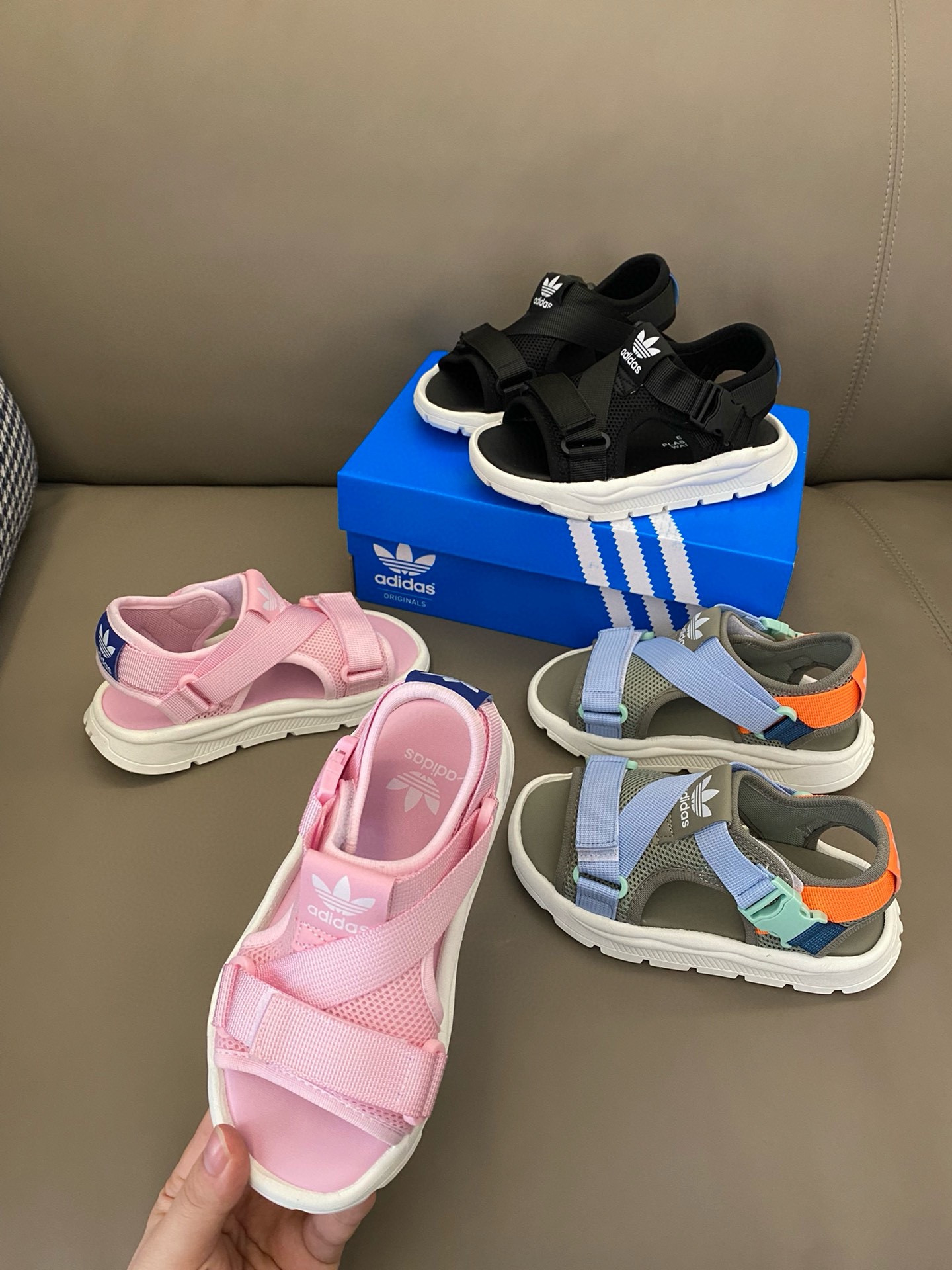 图片[8]-下单备注：AD 三叶草360升级版魔术贴粘扣带凉鞋 活动尺码：26-35码 尊嘟太🉑️了～这款凉鞋yyds💥 想告诉全世界，这款AD 露趾魔术贴粘扣带凉鞋太好穿啦上🦶🏻就被惊艳到了～怎么搭配都能轻松驾奴🤩质感超好，走路不磨脚好舒服💯-选品中心