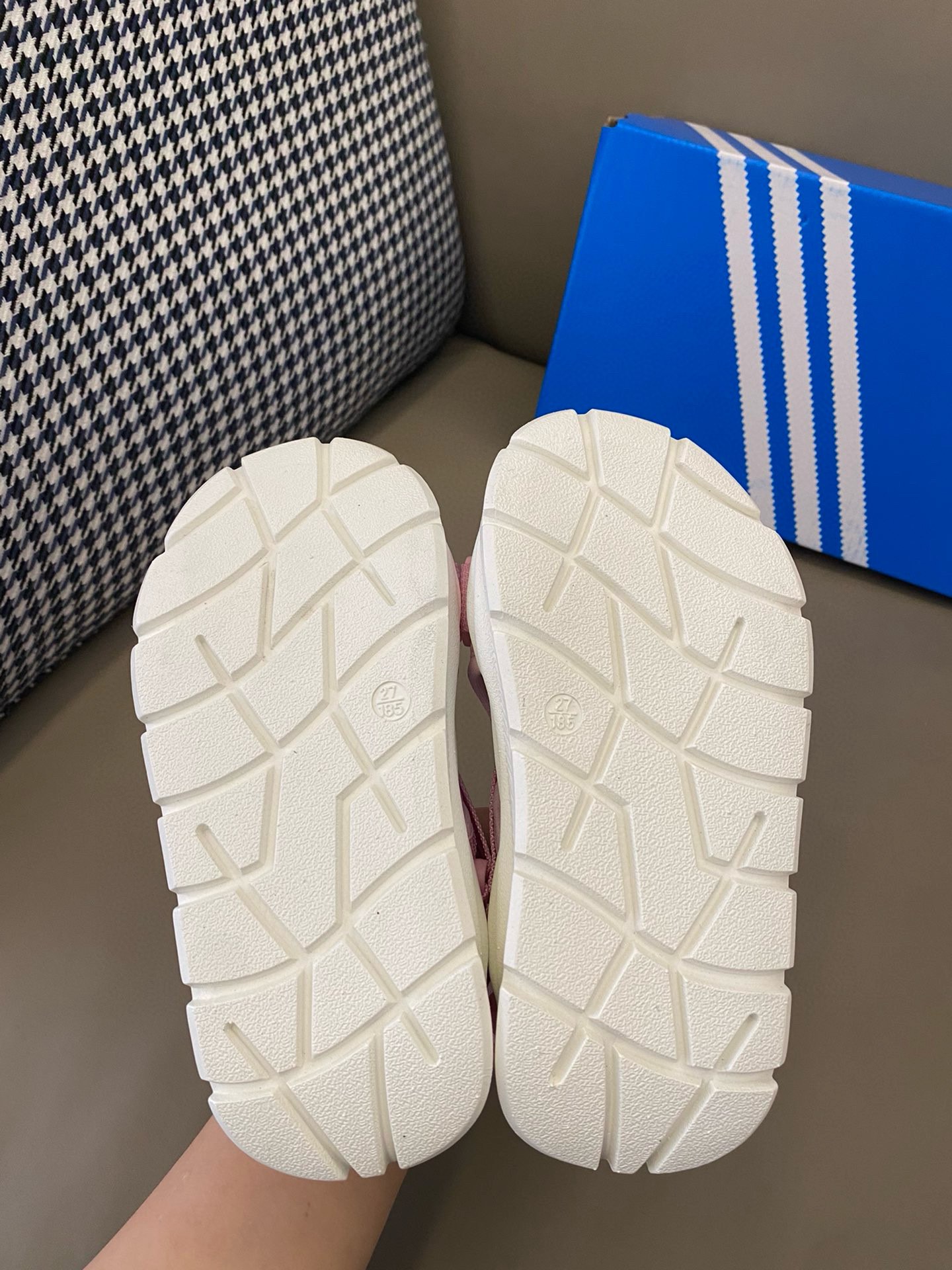 图片[9]-下单备注：AD 三叶草360升级版魔术贴粘扣带凉鞋 活动尺码：26-35码 尊嘟太🉑️了～这款凉鞋yyds💥 想告诉全世界，这款AD 露趾魔术贴粘扣带凉鞋太好穿啦上🦶🏻就被惊艳到了～怎么搭配都能轻松驾奴🤩质感超好，走路不磨脚好舒服💯-选品中心