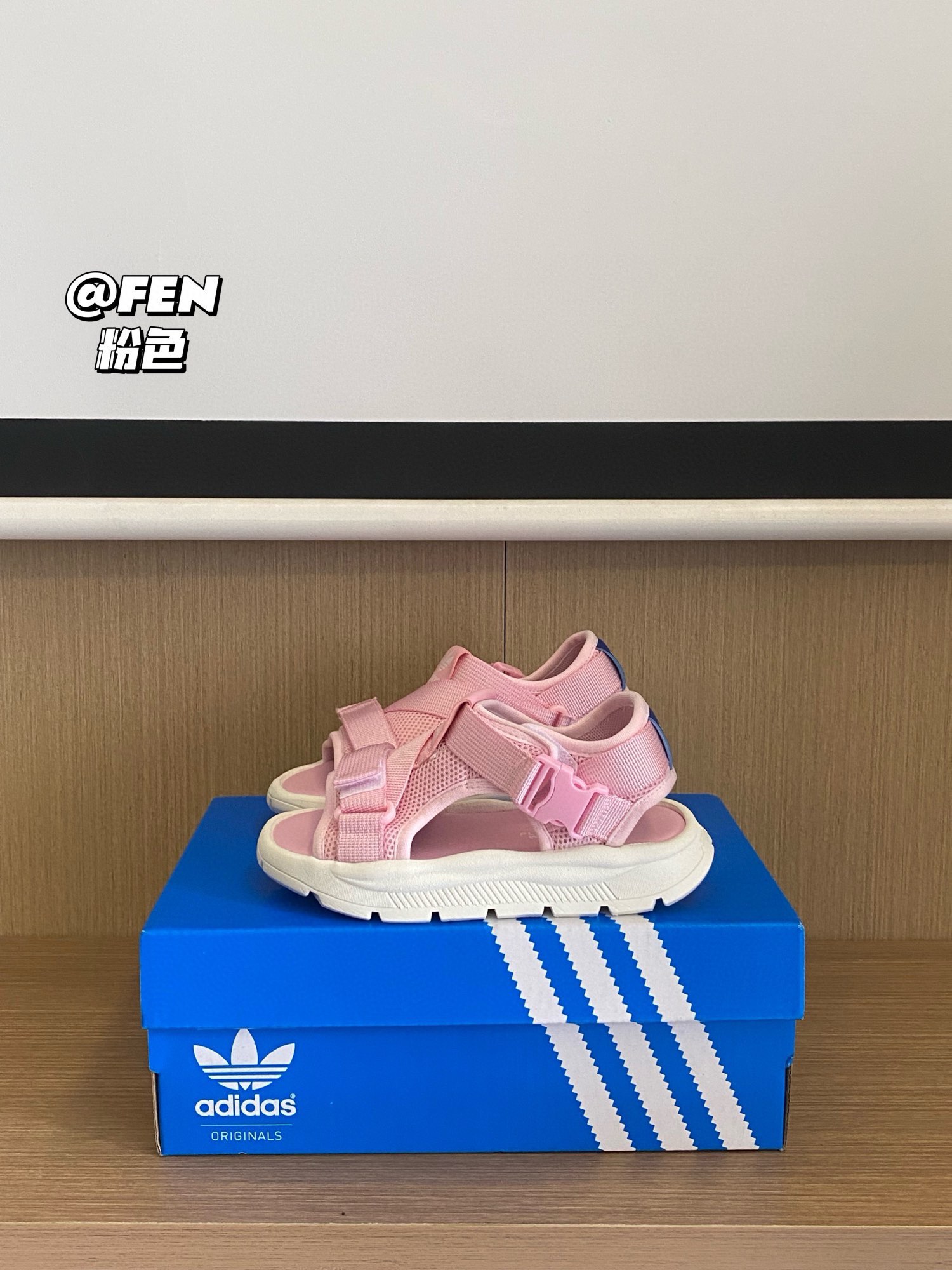 图片[4]-下单备注：AD 三叶草360升级版魔术贴粘扣带凉鞋 活动尺码：26-35码 尊嘟太🉑️了～这款凉鞋yyds💥 想告诉全世界，这款AD 露趾魔术贴粘扣带凉鞋太好穿啦上🦶🏻就被惊艳到了～怎么搭配都能轻松驾奴🤩质感超好，走路不磨脚好舒服💯-选品中心