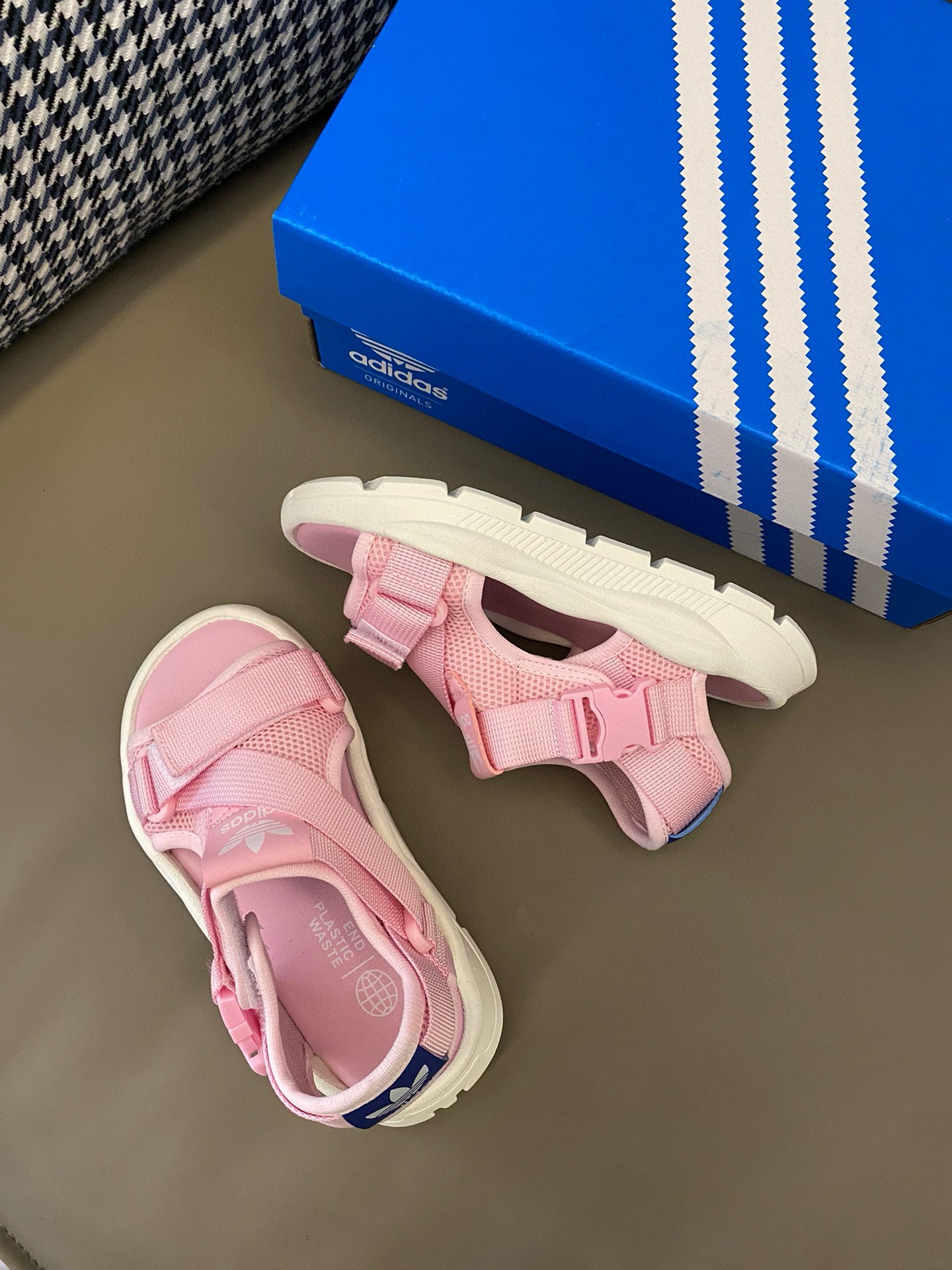 图片[7]-下单备注：AD 三叶草360升级版魔术贴粘扣带凉鞋 活动尺码：26-35码 尊嘟太🉑️了～这款凉鞋yyds💥 想告诉全世界，这款AD 露趾魔术贴粘扣带凉鞋太好穿啦上🦶🏻就被惊艳到了～怎么搭配都能轻松驾奴🤩质感超好，走路不磨脚好舒服💯-选品中心