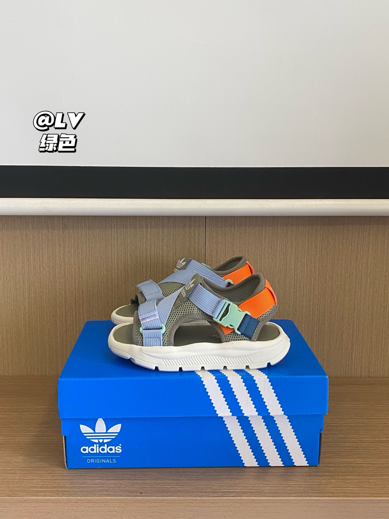 图片[5]-下单备注：AD 三叶草360升级版魔术贴粘扣带凉鞋 活动尺码：26-35码 尊嘟太🉑️了～这款凉鞋yyds💥 想告诉全世界，这款AD 露趾魔术贴粘扣带凉鞋太好穿啦上🦶🏻就被惊艳到了～怎么搭配都能轻松驾奴🤩质感超好，走路不磨脚好舒服💯-选品中心