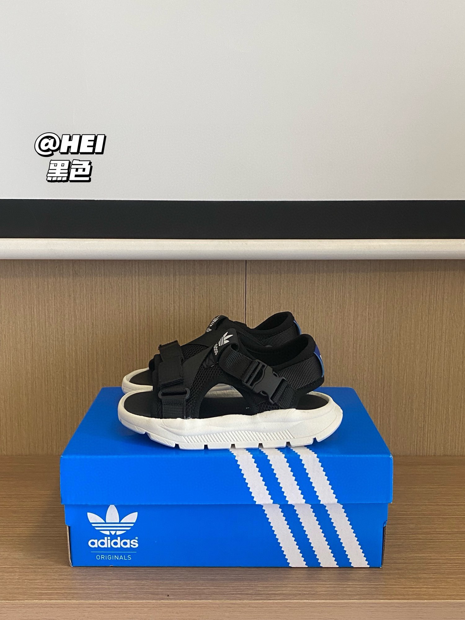 图片[6]-下单备注：AD 三叶草360升级版魔术贴粘扣带凉鞋 活动尺码：26-35码 尊嘟太🉑️了～这款凉鞋yyds💥 想告诉全世界，这款AD 露趾魔术贴粘扣带凉鞋太好穿啦上🦶🏻就被惊艳到了～怎么搭配都能轻松驾奴🤩质感超好，走路不磨脚好舒服💯-选品中心