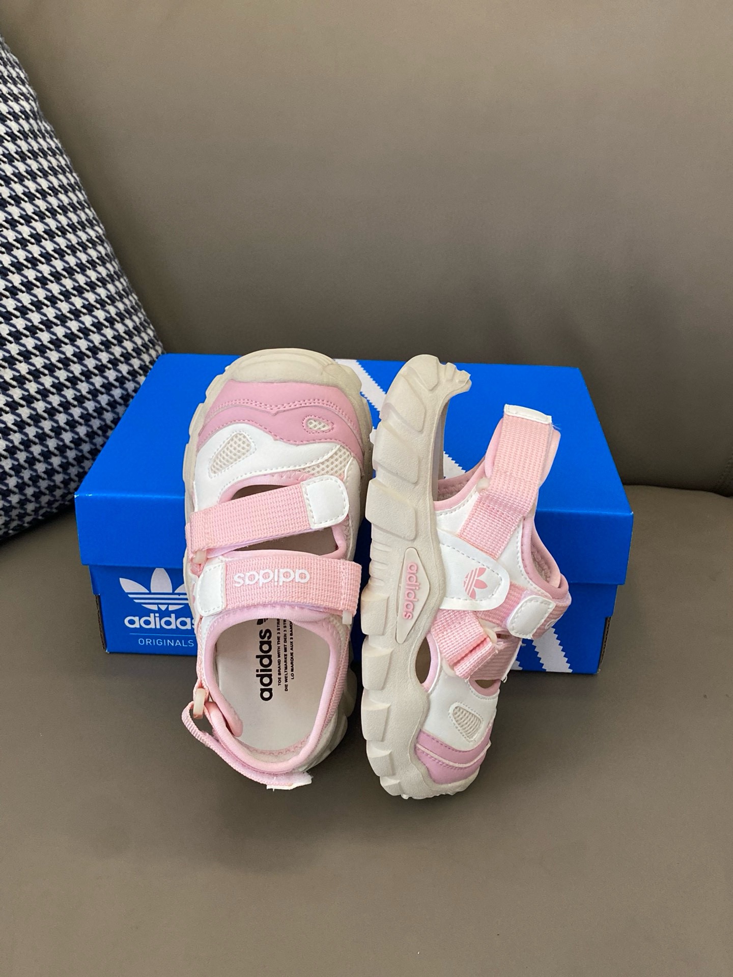 图片[3]-下单备注：AD 三叶草360升级版海螺魔术贴凉鞋 活动尺码：26-37码 AD 三叶草360升级版海螺魔术贴凉鞋，织物鞋面材质💫更好贴合脚面🤩前后魔术贴设计💯更牢固定 防止鞋子掉落🥰 真的是宝贝夏天的不二之选🥳-选品中心