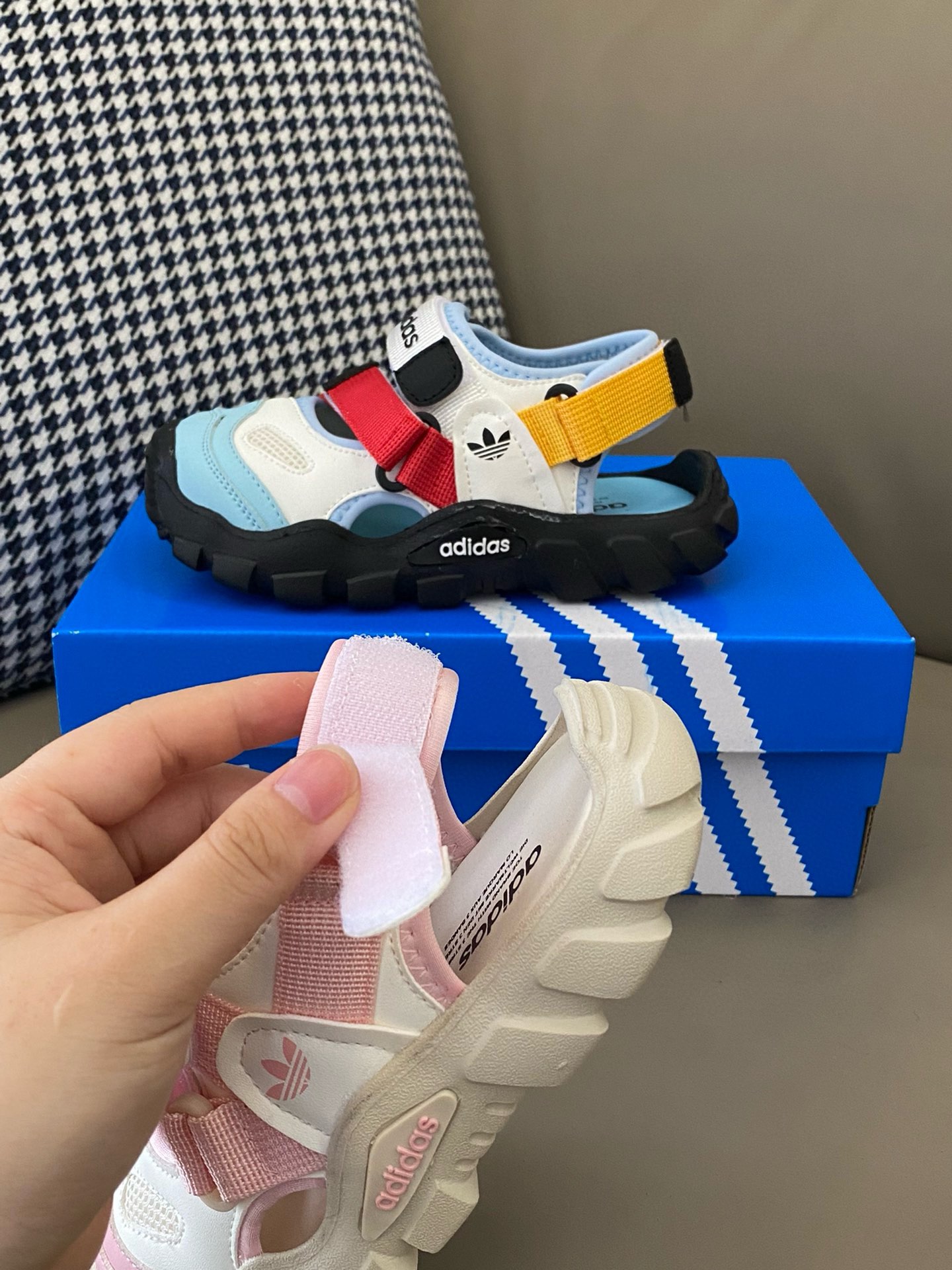 图片[8]-下单备注：AD 三叶草360升级版海螺魔术贴凉鞋 活动尺码：26-37码 AD 三叶草360升级版海螺魔术贴凉鞋，织物鞋面材质💫更好贴合脚面🤩前后魔术贴设计💯更牢固定 防止鞋子掉落🥰 真的是宝贝夏天的不二之选🥳-选品中心