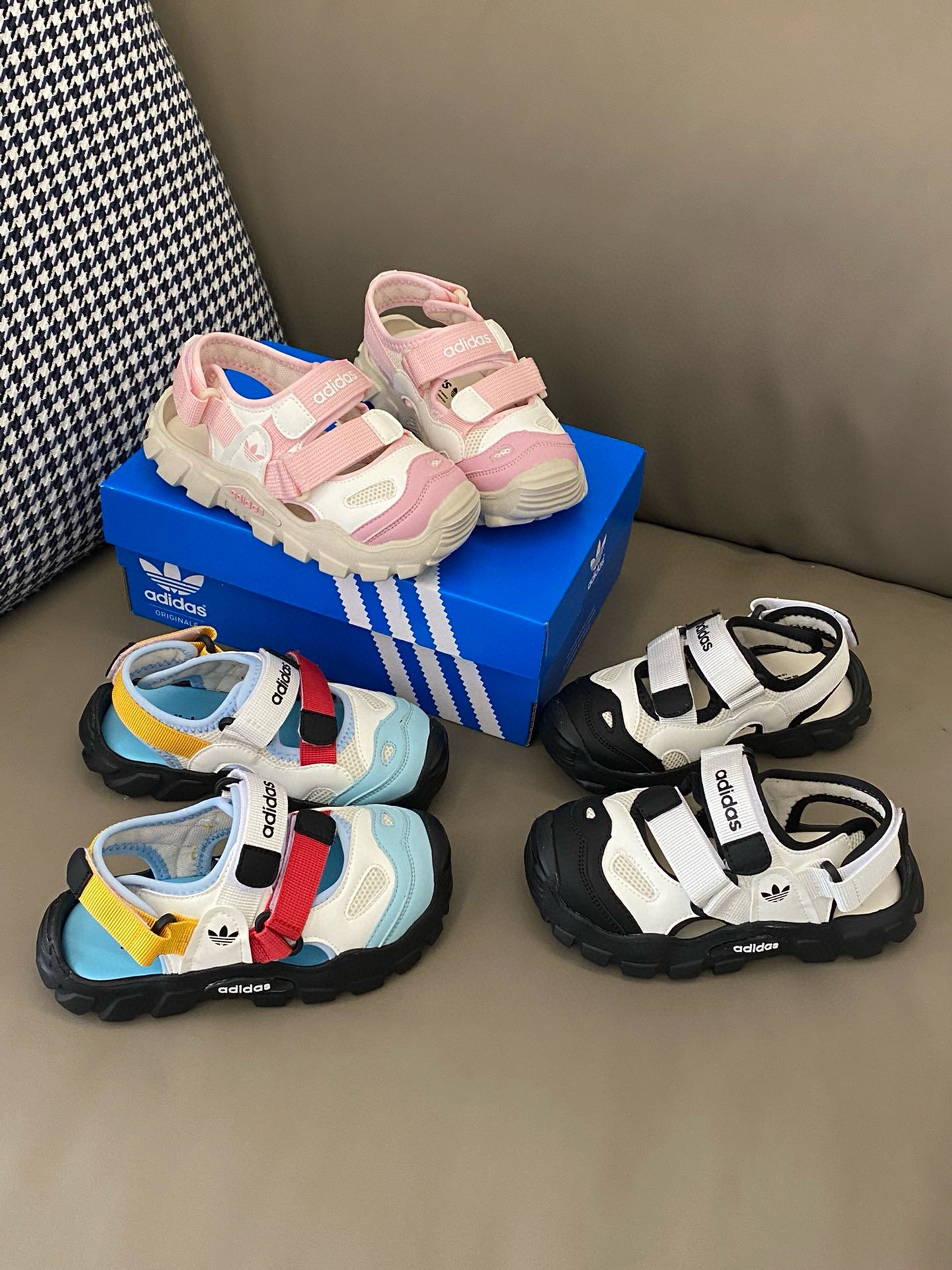 图片[7]-下单备注：AD 三叶草360升级版海螺魔术贴凉鞋 活动尺码：26-37码 AD 三叶草360升级版海螺魔术贴凉鞋，织物鞋面材质💫更好贴合脚面🤩前后魔术贴设计💯更牢固定 防止鞋子掉落🥰 真的是宝贝夏天的不二之选🥳-选品中心