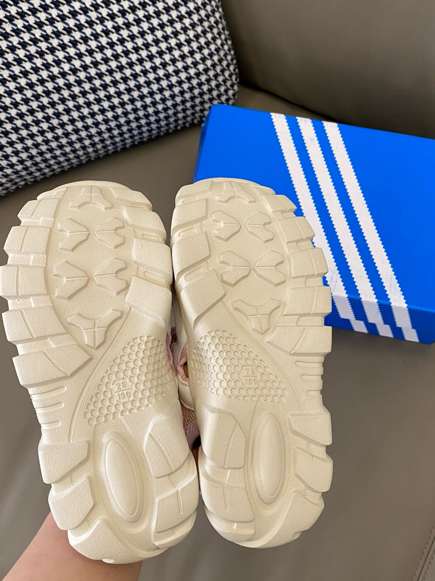 图片[9]-下单备注：AD 三叶草360升级版海螺魔术贴凉鞋 活动尺码：26-37码 AD 三叶草360升级版海螺魔术贴凉鞋，织物鞋面材质💫更好贴合脚面🤩前后魔术贴设计💯更牢固定 防止鞋子掉落🥰 真的是宝贝夏天的不二之选🥳-选品中心