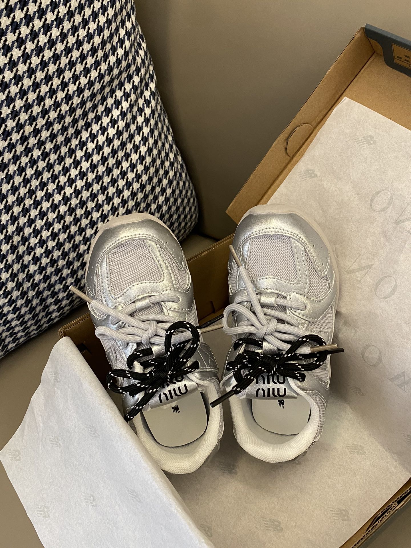 原图直出🌟 NB 530 miumiu 系带联名童鞋，双系带+魔术贴设计，方便宝贝穿脱✅鞋面网眼设计，清爽透气💨上脚get到踩屎感～超级柔软🤩鞋底防滑耐磨😜抓地力强👍🏻是宝贝们的心头好😜-选品中心