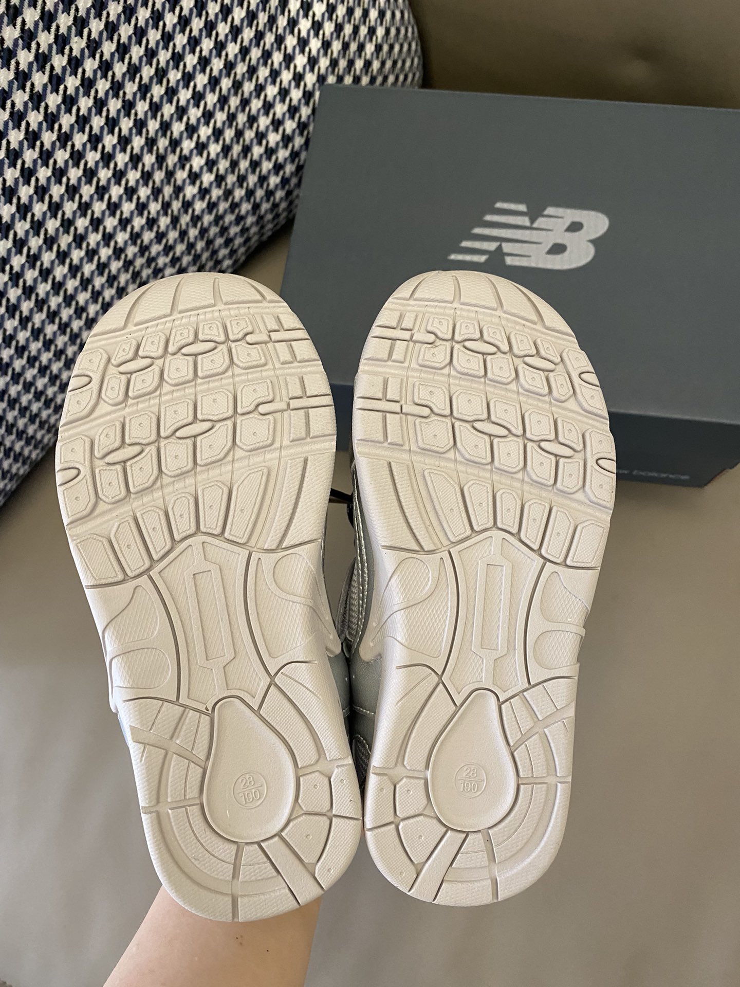 图片[9]-原图直出🌟 NB 530 miumiu 系带联名童鞋，双系带+魔术贴设计，方便宝贝穿脱✅鞋面网眼设计，清爽透气💨上脚get到踩屎感～超级柔软🤩鞋底防滑耐磨😜抓地力强👍🏻是宝贝们的心头好😜-选品中心