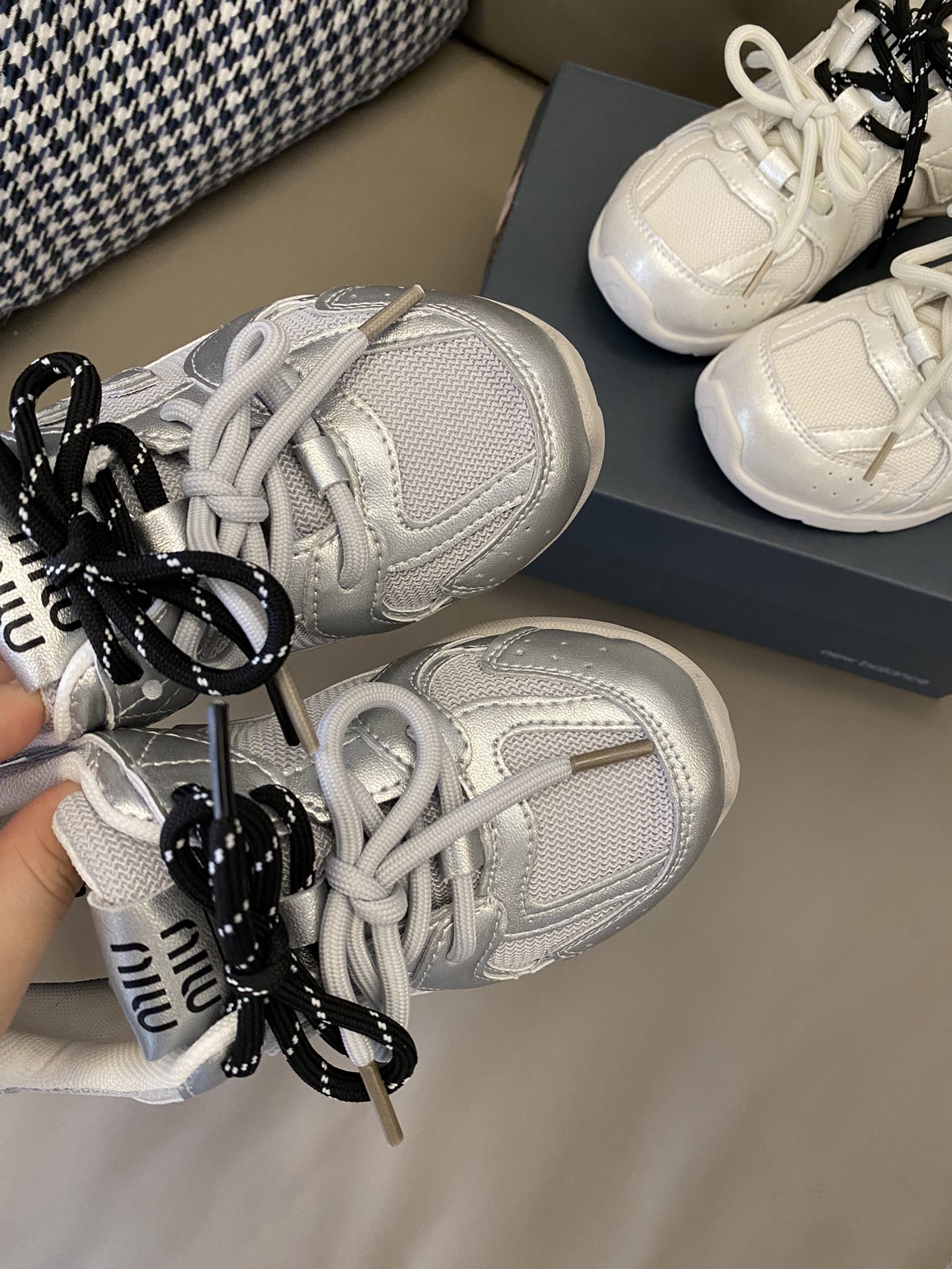 图片[7]-原图直出🌟 NB 530 miumiu 系带联名童鞋，双系带+魔术贴设计，方便宝贝穿脱✅鞋面网眼设计，清爽透气💨上脚get到踩屎感～超级柔软🤩鞋底防滑耐磨😜抓地力强👍🏻是宝贝们的心头好😜-选品中心