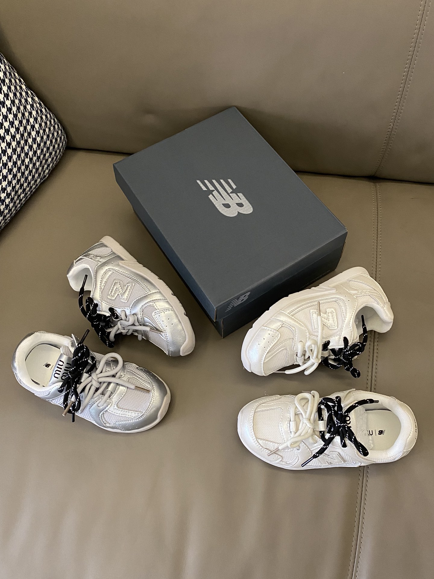 图片[5]-原图直出🌟 NB 530 miumiu 系带联名童鞋，双系带+魔术贴设计，方便宝贝穿脱✅鞋面网眼设计，清爽透气💨上脚get到踩屎感～超级柔软🤩鞋底防滑耐磨😜抓地力强👍🏻是宝贝们的心头好😜-选品中心